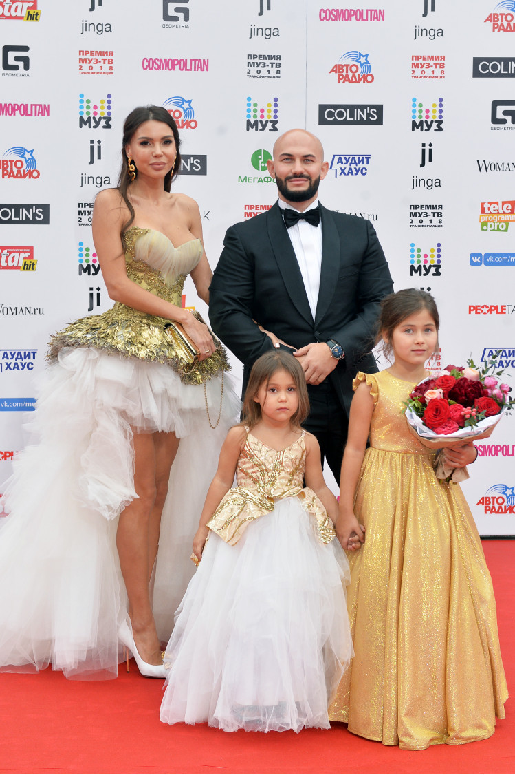Джиган и Оксана Самойлова с детьми Ариелой и Леей. Фото: Super