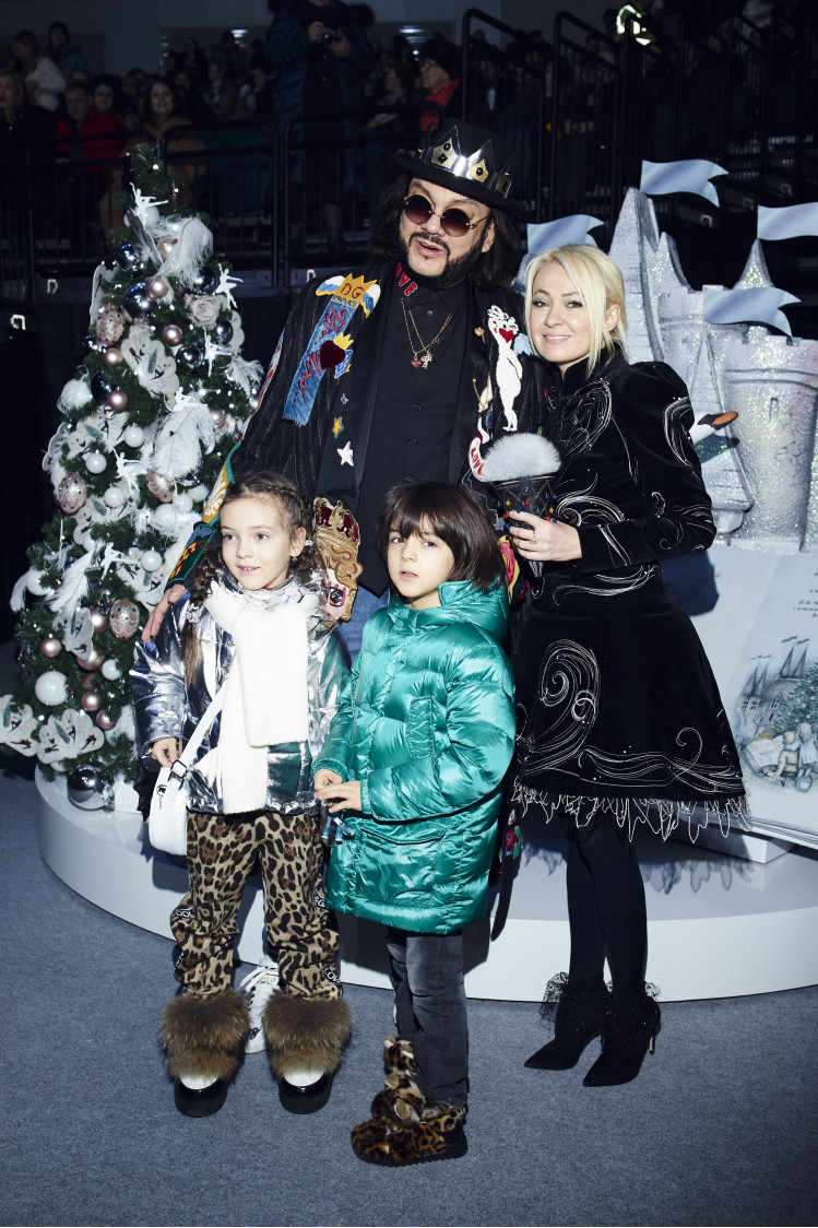 Филипп Киркоров с детьми и Яной Рудковской. Фото: SUPER
