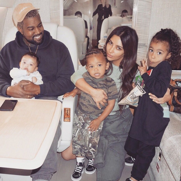 Ким и Канье с детьми Норт, Сэйнтом и Чикаго. Фото: Instagram @kimkardashian