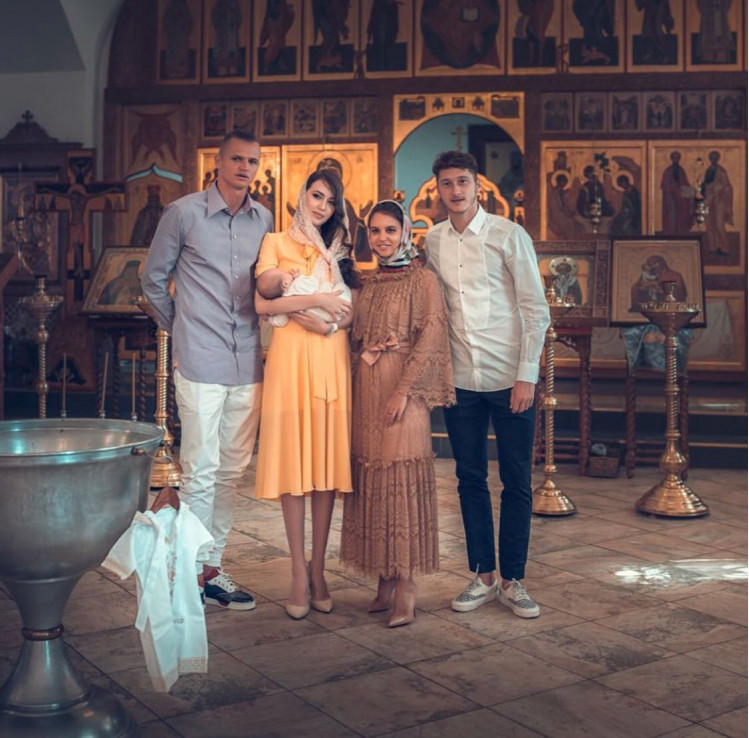 Дмитрий Тарасов, Анастасия Тарасова и крестные родители Миланы. Фото: социальные сети
