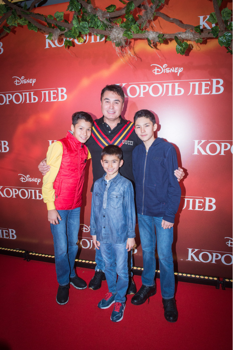 Арман Давлетяров с детьми. Фото: Super