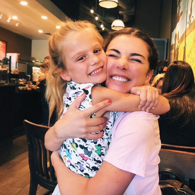 Анна с дочерью Моникой. Фото: Instagram @annasedokova