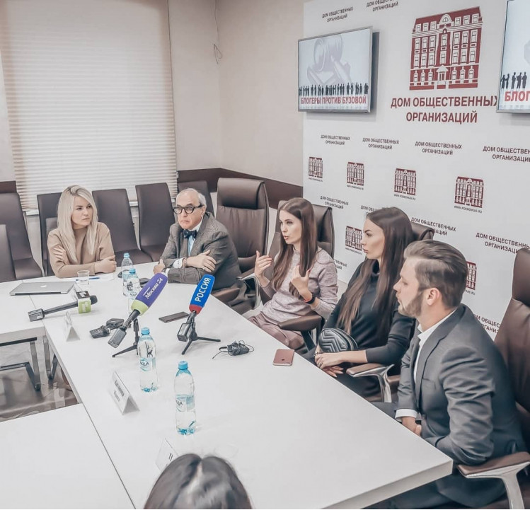 Пресс-конференция блогеров, выступающих против Бузовой. Фото: Instagram
