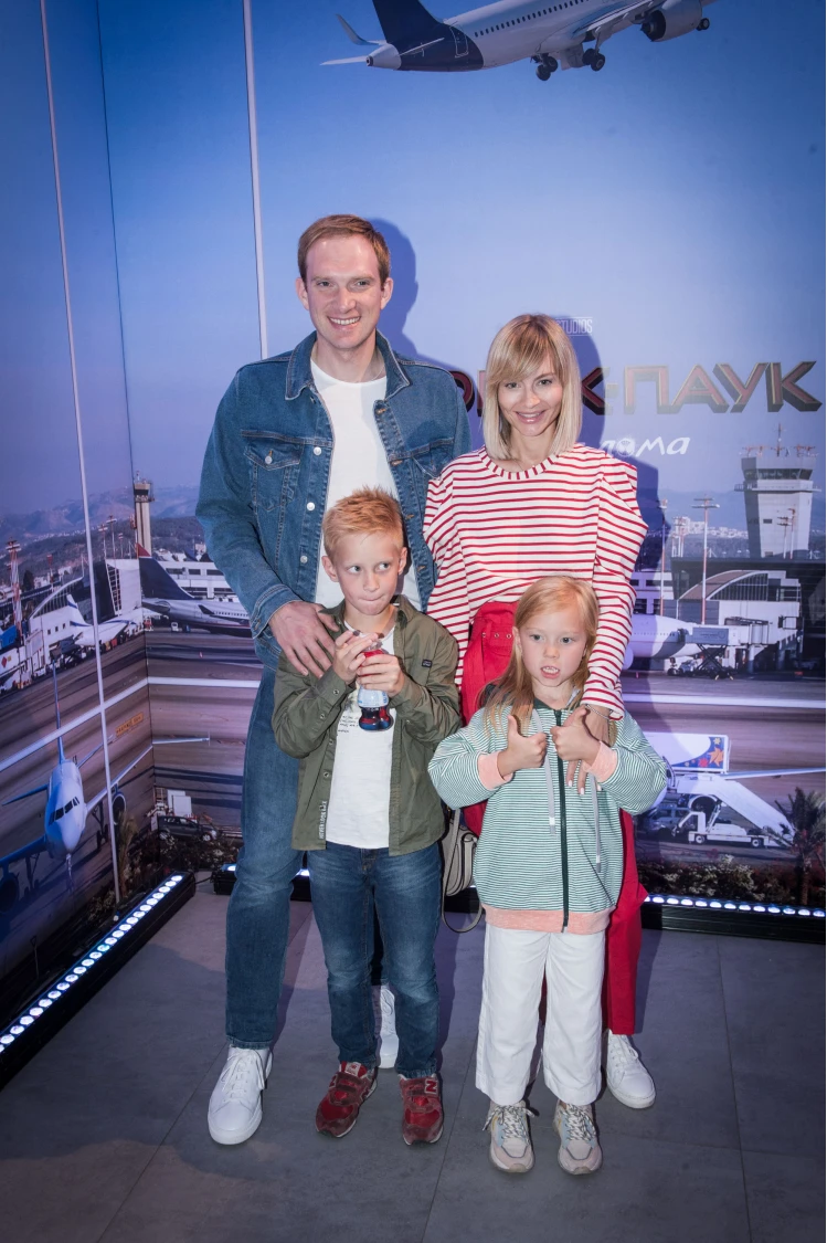 Андрей Бурковский с женой и детьми. Фото: Super
