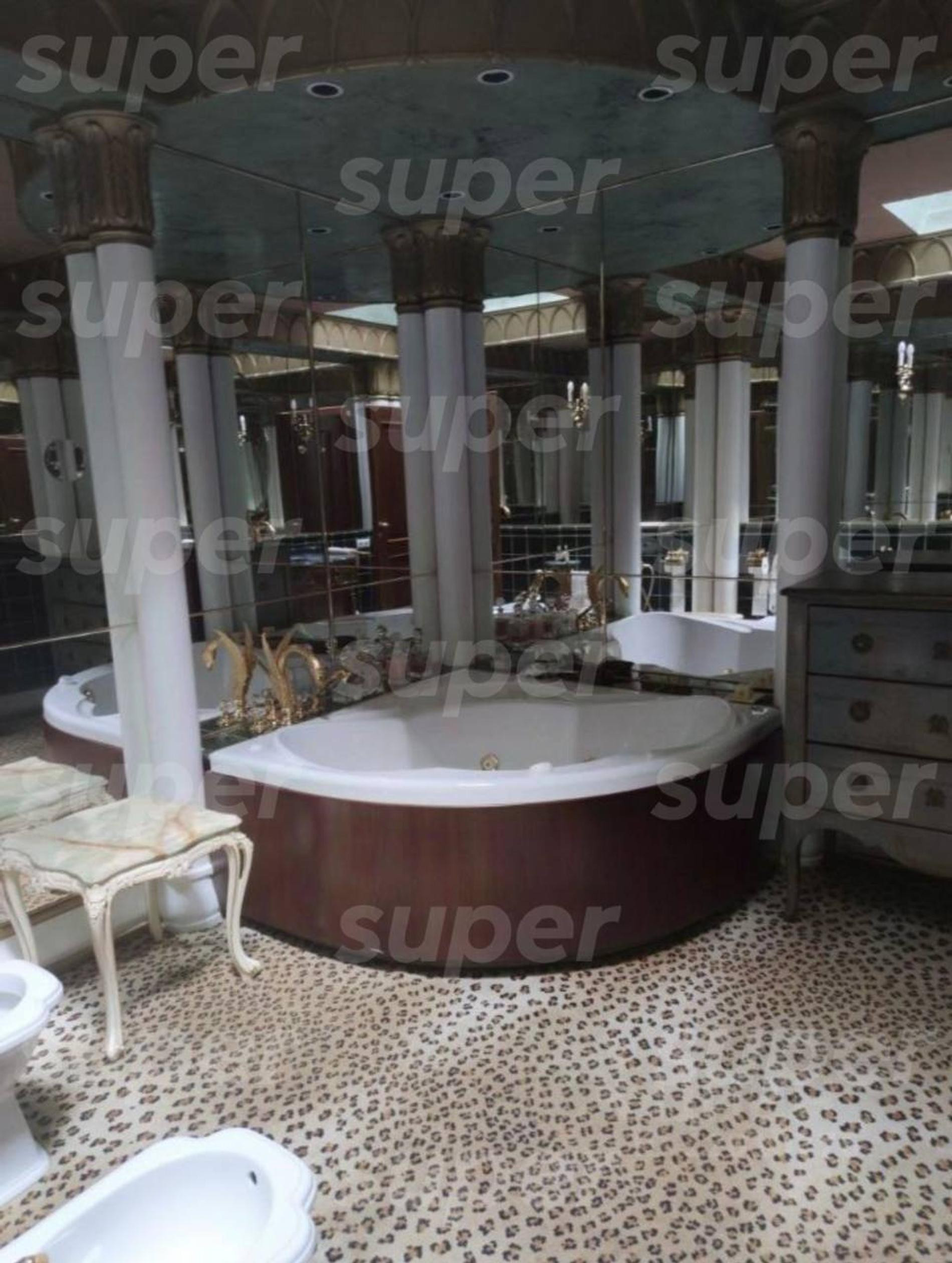 Большая ванна-джакузи в доме Кристины Орбакайте. Фото: Super