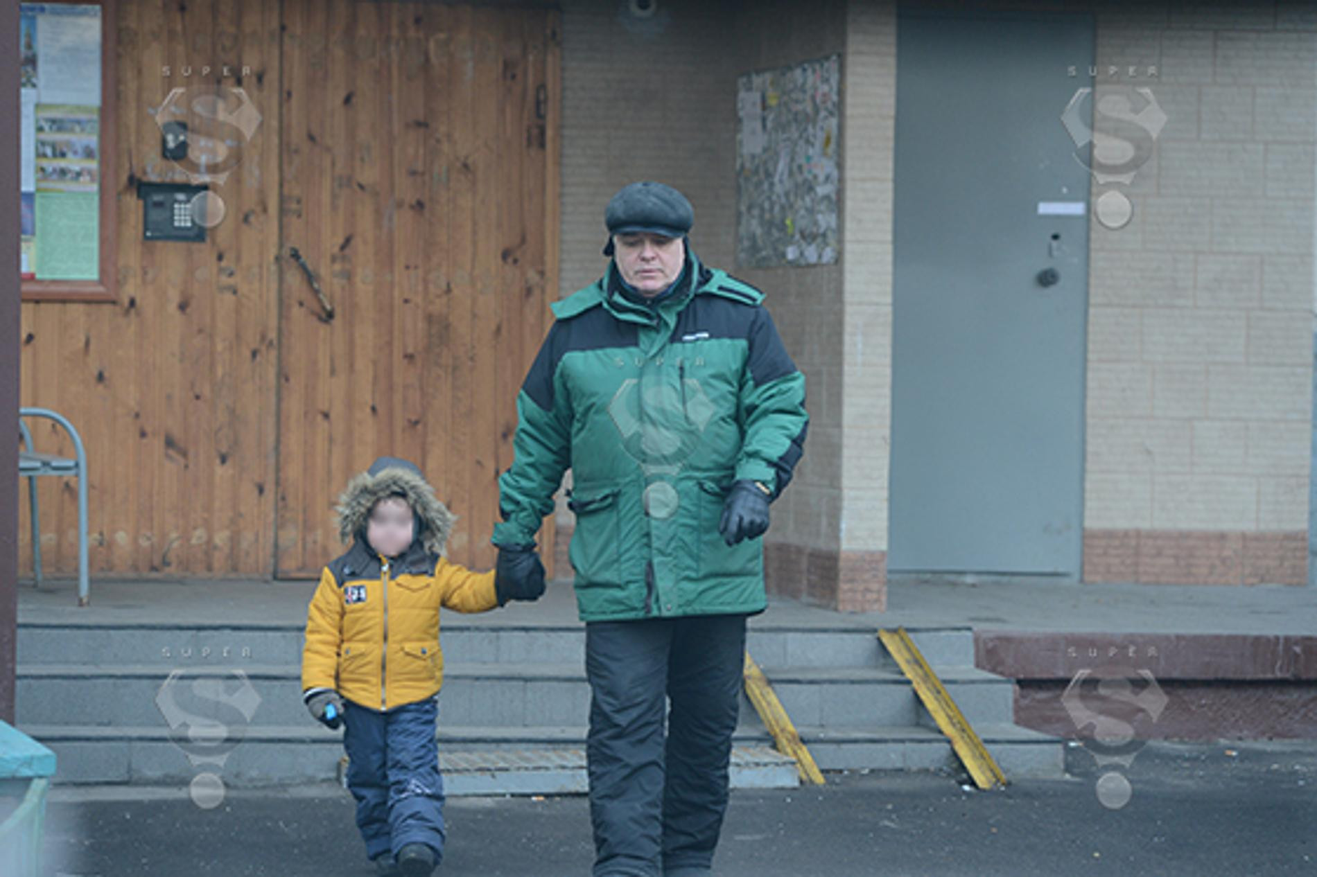 Отец Сергея Безрукова с предполагаемым внуком Иваном. Фото: Super от 22 июля 2014 года