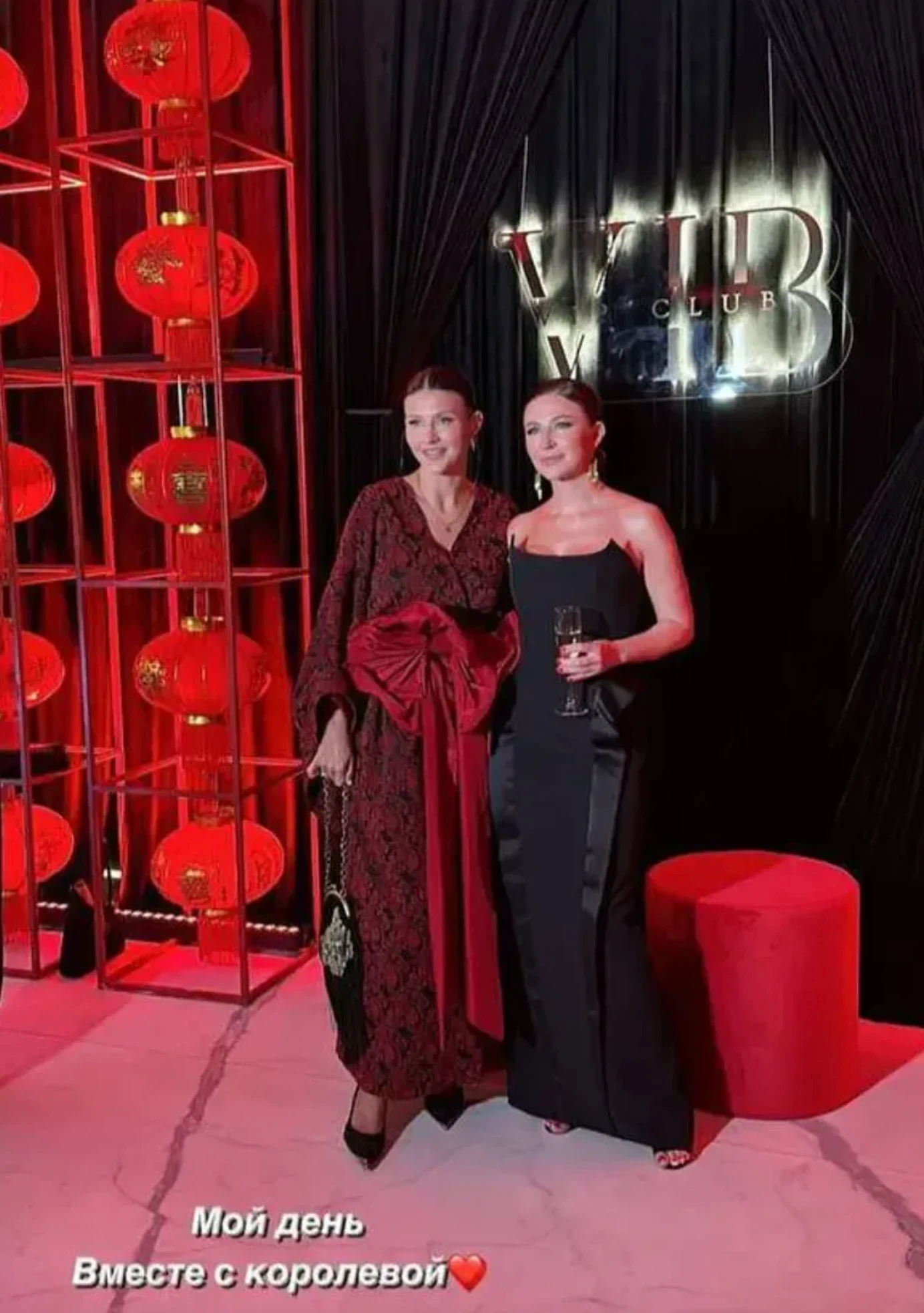 Елена Блиновская с гостьей на той самой новогодней вечеринке. Фото: Instagram (запрещён в РФ) @_ekaterina_belkina