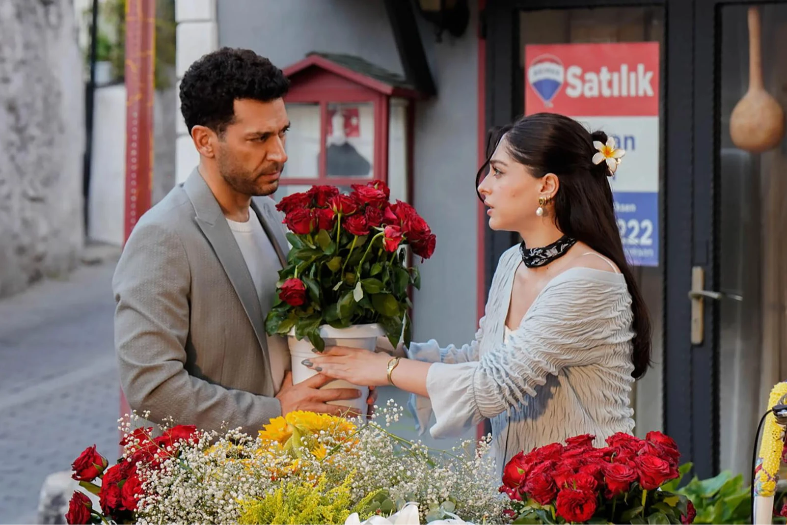 Кадр из сериала «Розы и грехи»