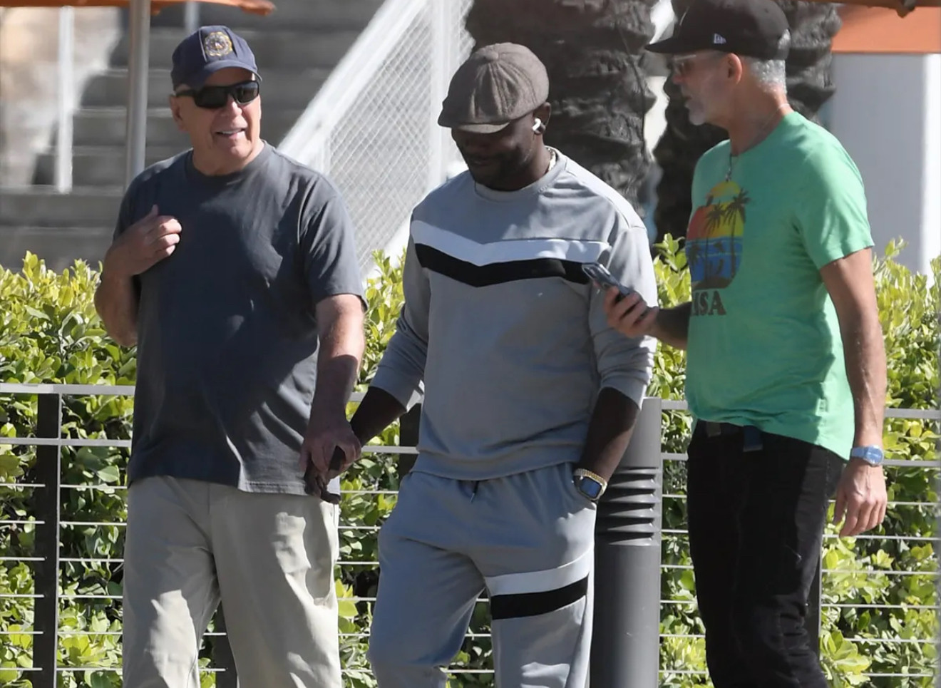 Брюс Уиллис с опекуном. Фото: TMZ