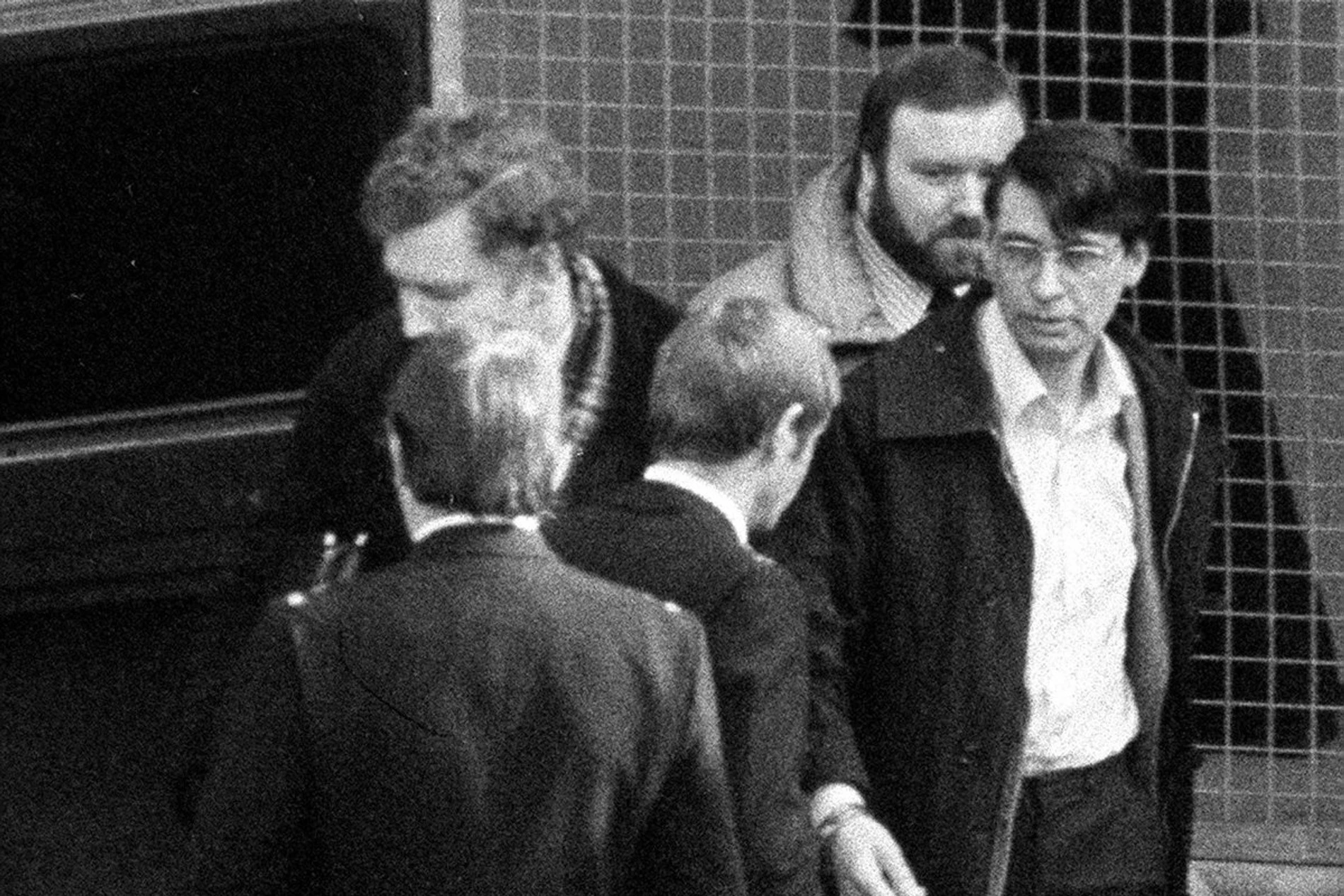 Архивный кадр. Деннис Нильсен и задержавшие его полицейские