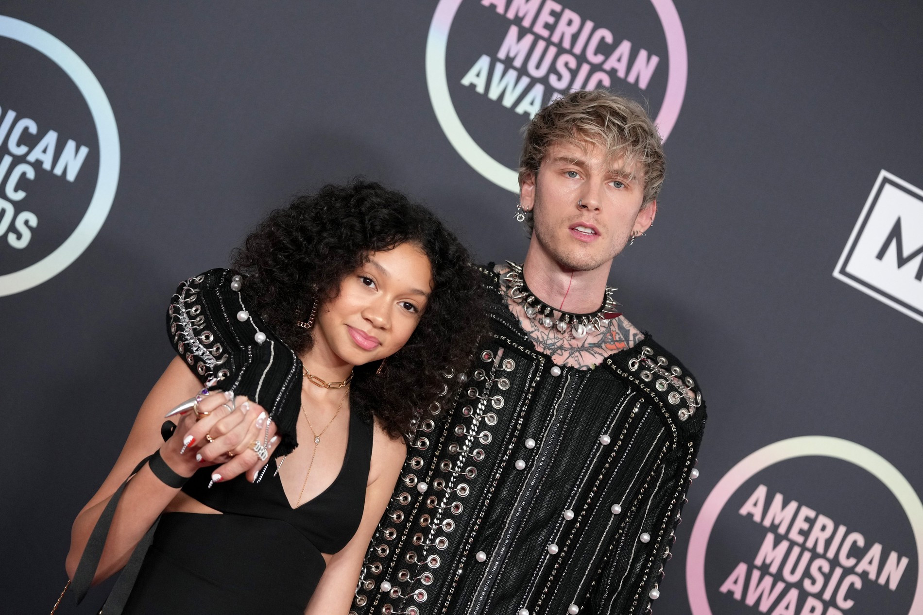 Лучший альтернативный исполнитель — парень Меган Фокс Machine Gun Kelly с дочерью. Фото: Getty Images.