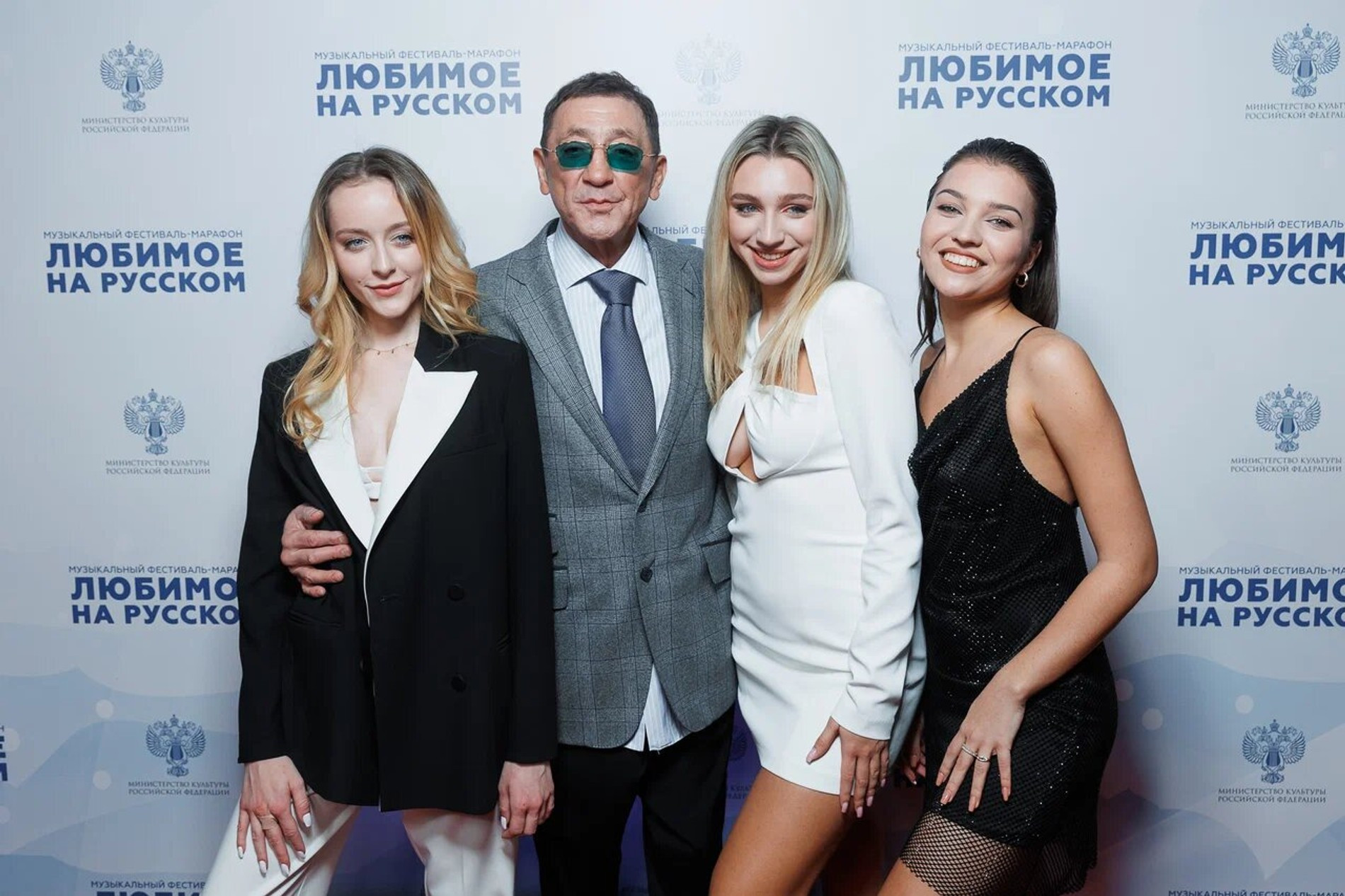 Григорий Лепс с группой COSMOS girls. Фото: Пресс-служба