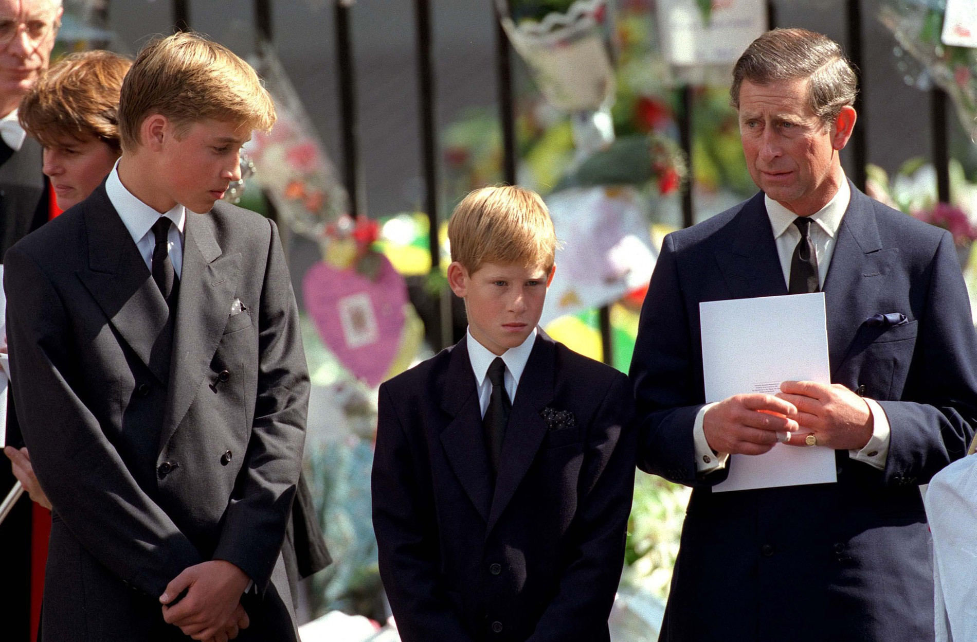 Принц Чарльз с сыновьями на похоронах Дианы, 6 сентября 1997 г. // Getty Images