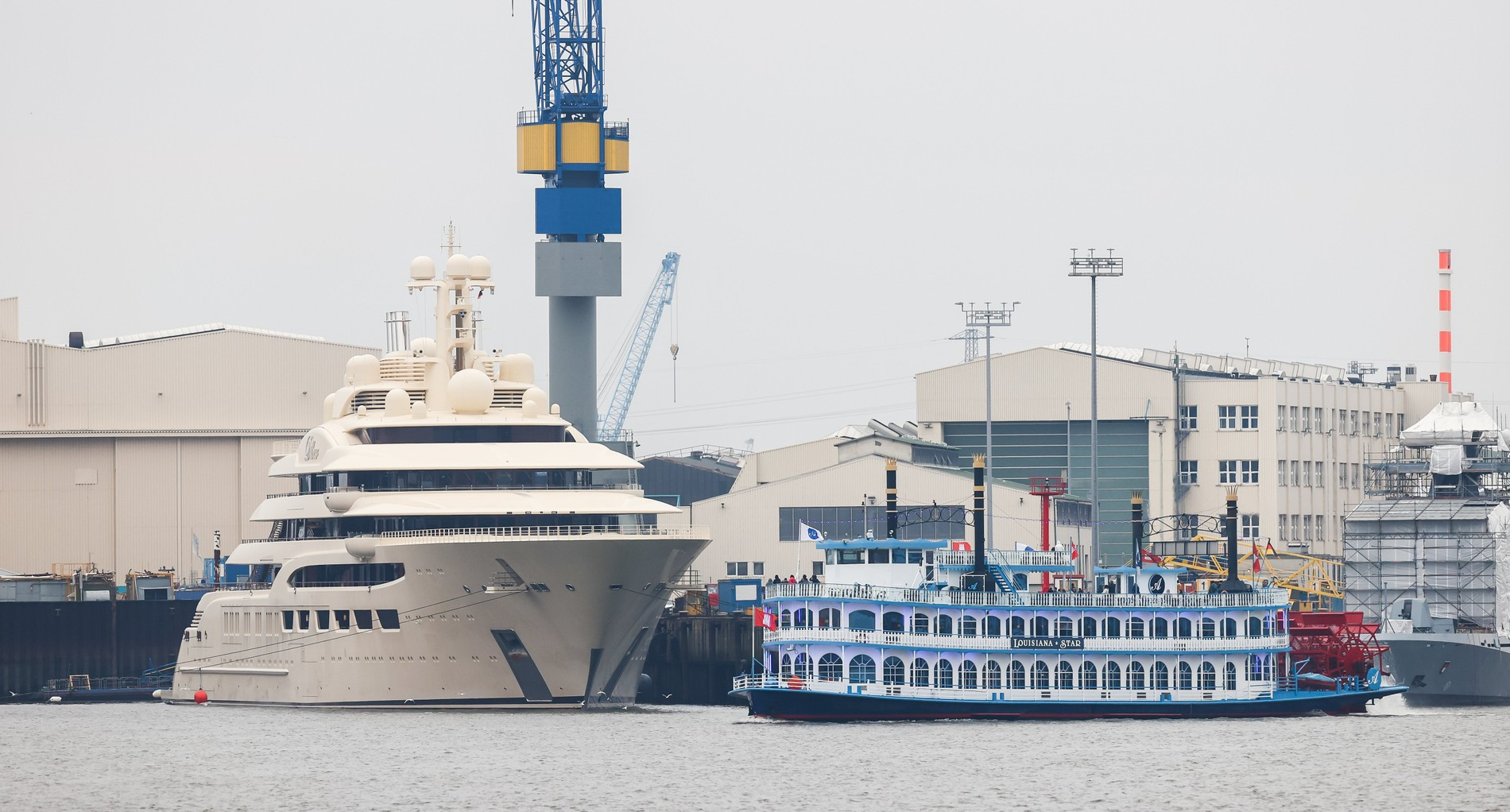 Dilbar в порту Гамбурга