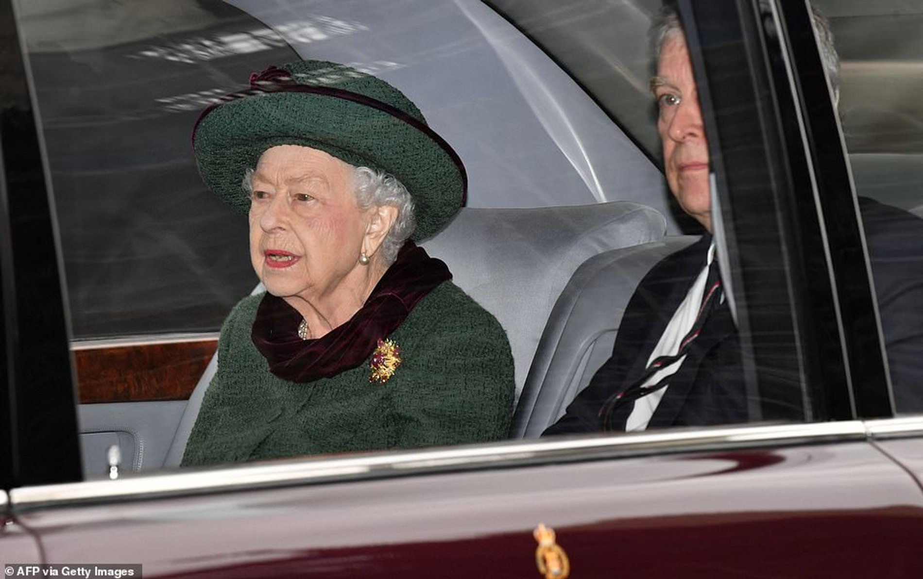 Елизавета II и принц Эндрю
Фото: MailOnline