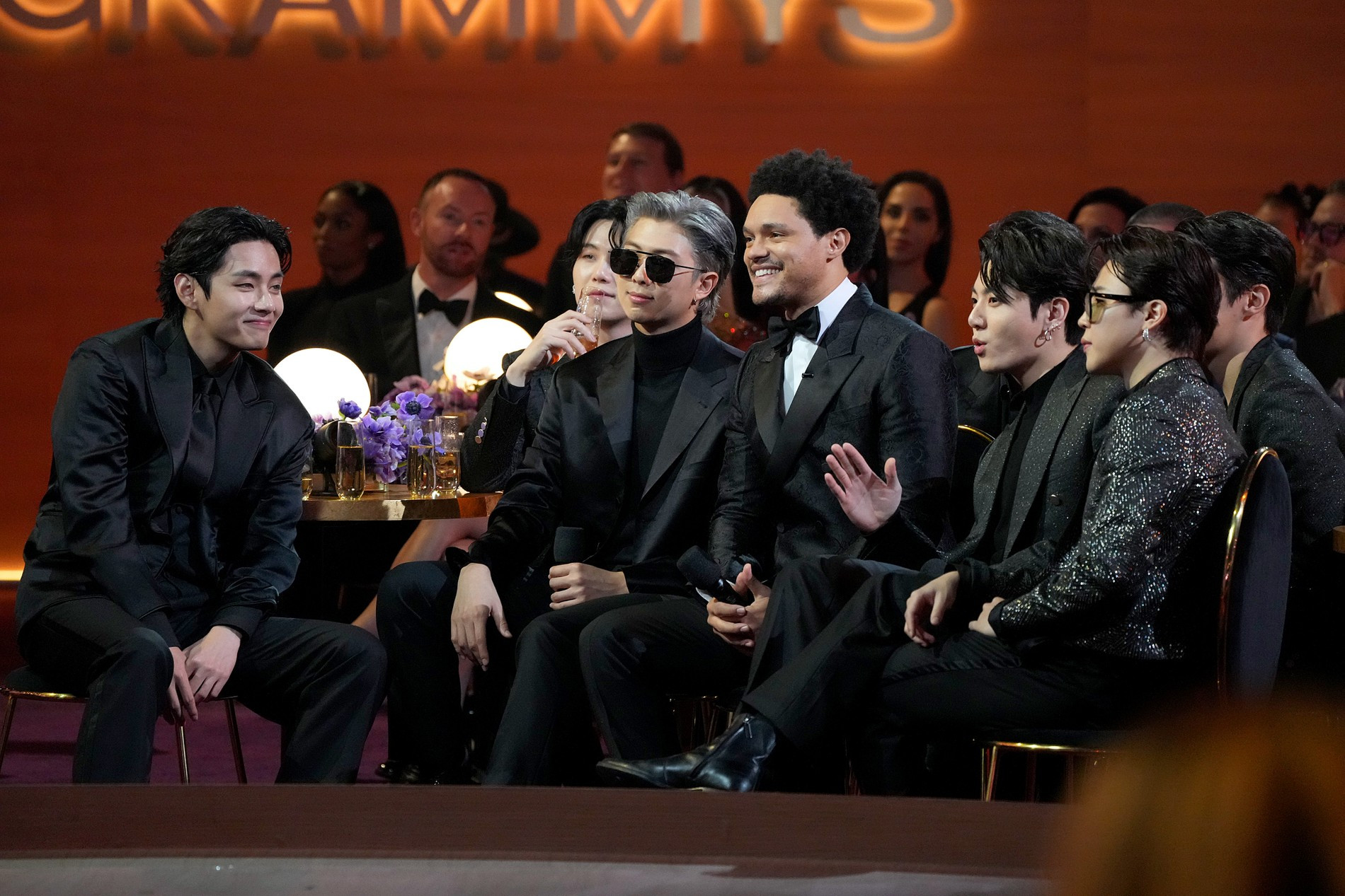 BTS и Тревор Ноа
Фото © Getty Images