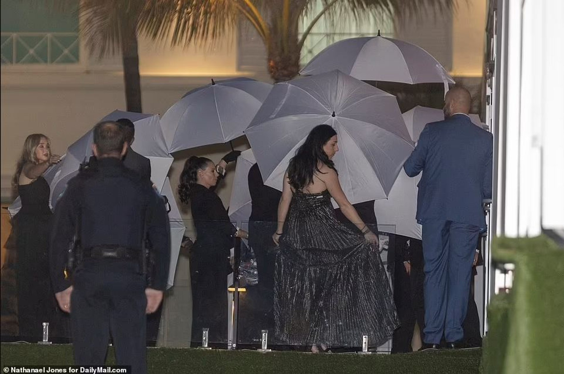 Персонал защищает невесту от папарацци
Фото: Daily Mail