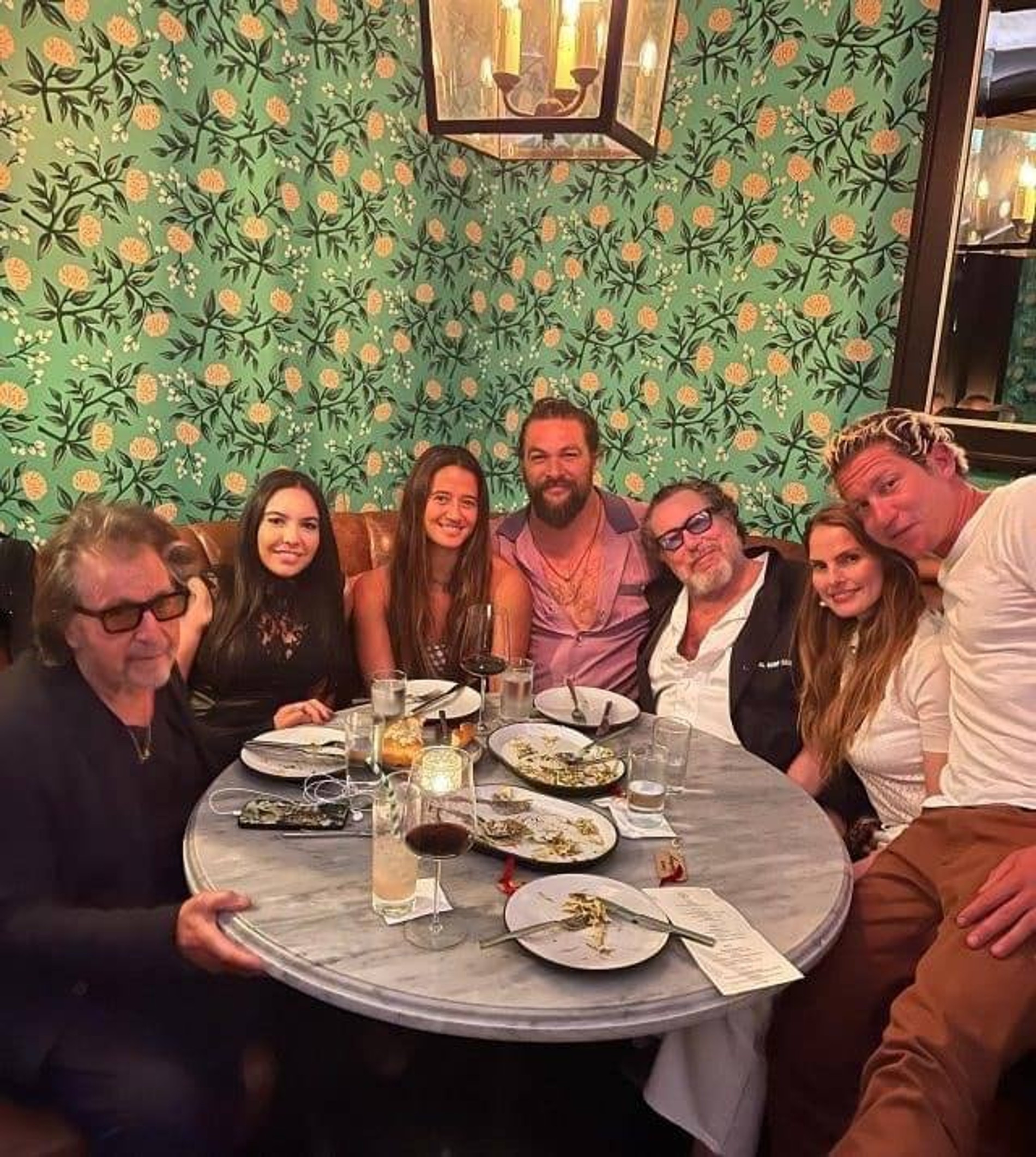 Аль Пачино и Нур Альфаллах (пара слева). Фото: Instagram (запрещен в РФ) Джейсона Момоа