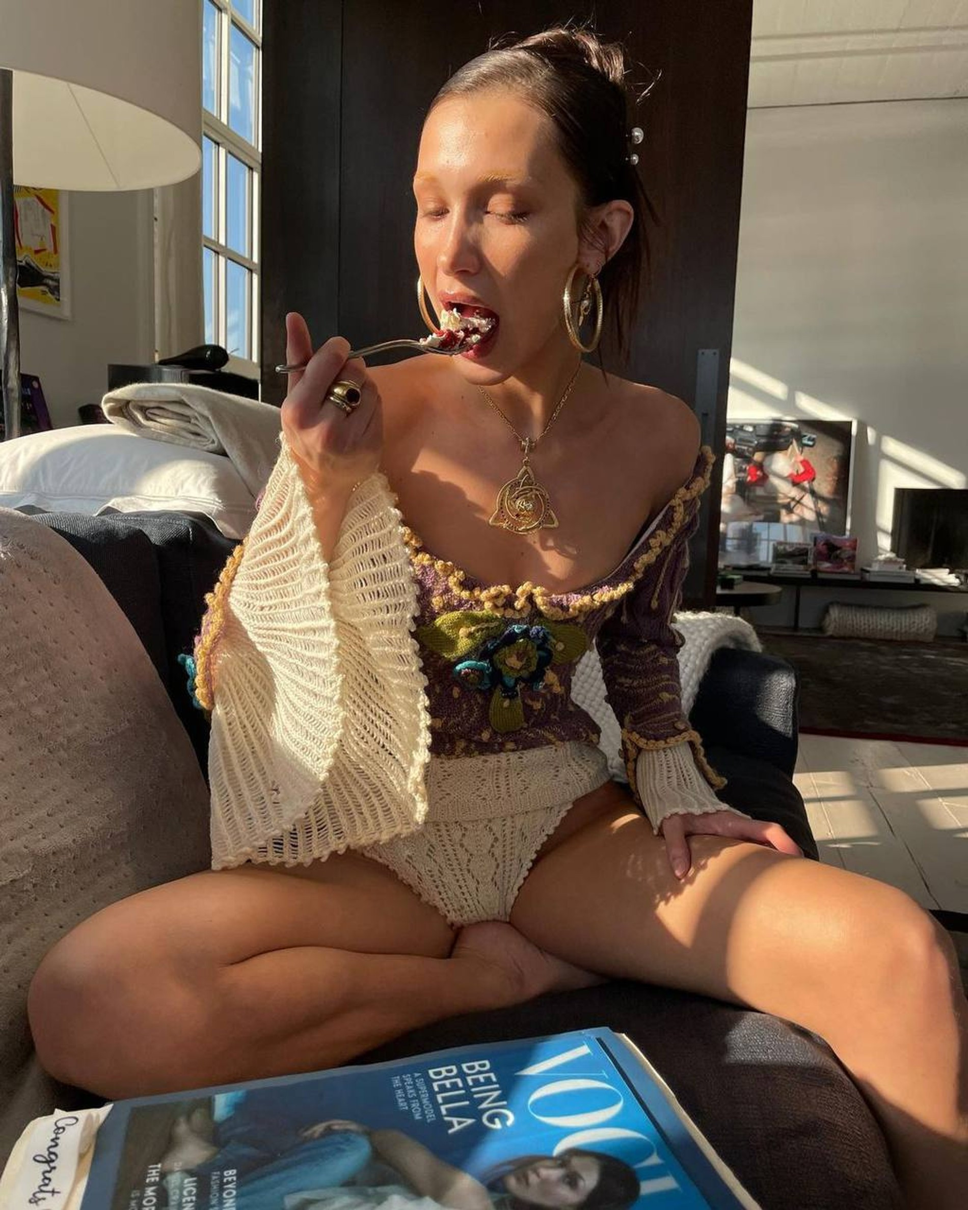 Instagram(запрещен в РФ) / bellahadid