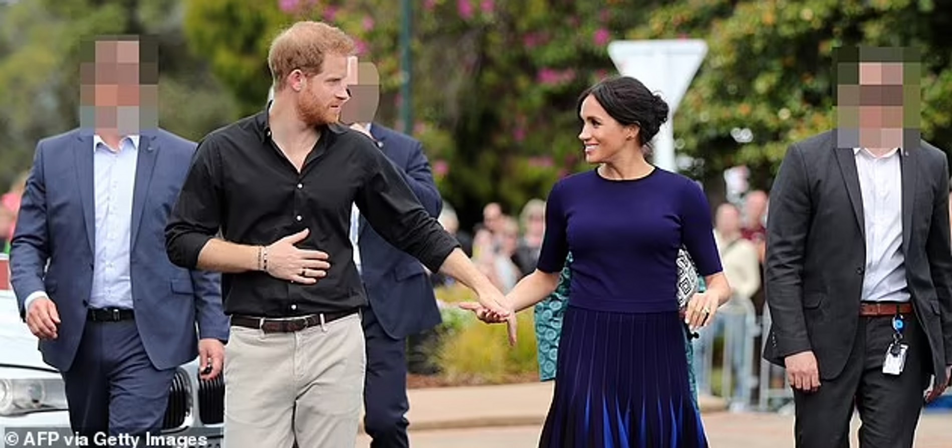 Гарри и Меган с охраной
Фото: Daily Mail