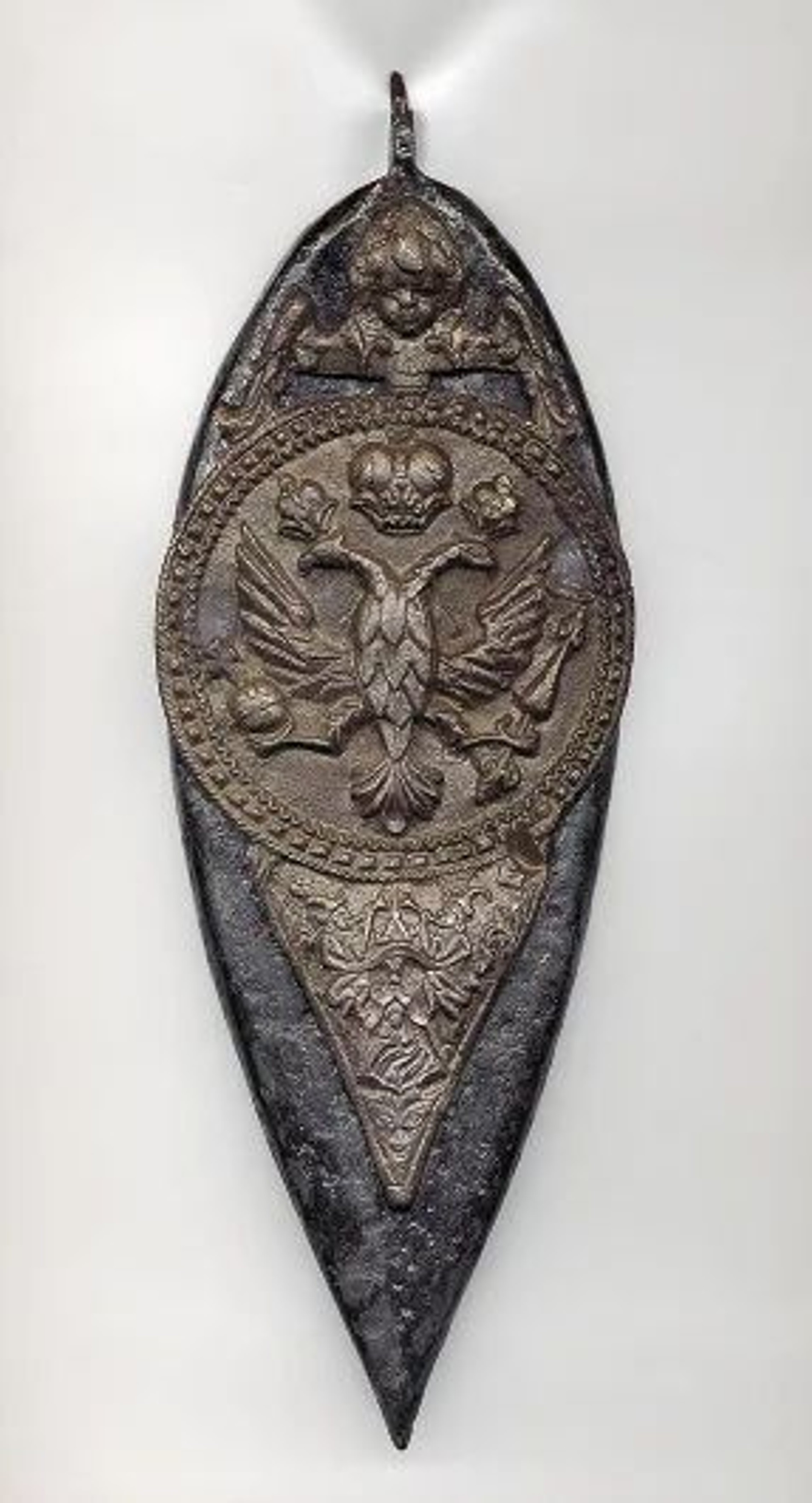 Знак шута-архиерея «Всепьянейшего собора». Источник: Pinterest
