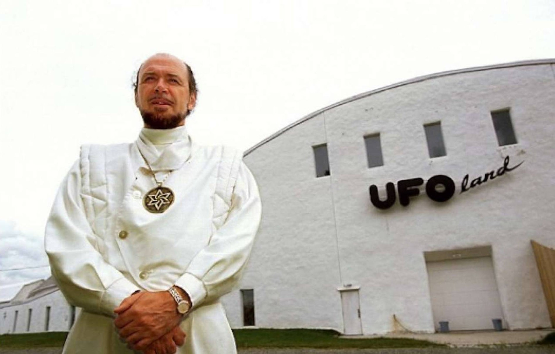 Представитель раэлитов с символикой религии на шее