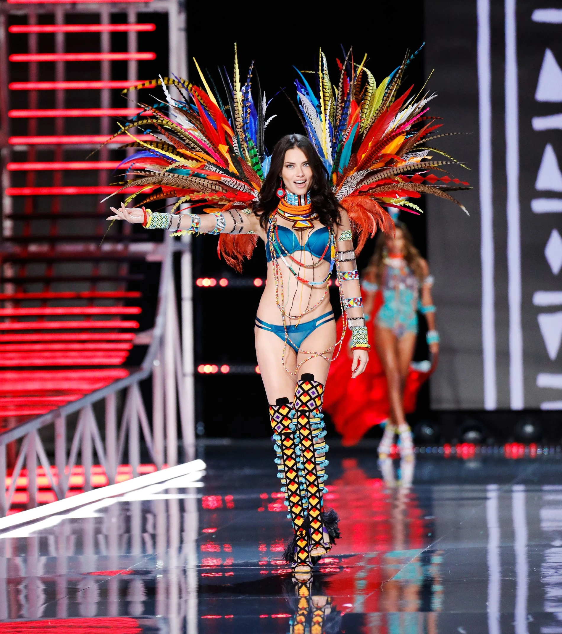 Фото: Getty Images. Адриана Лима на показе Victoria's Secret