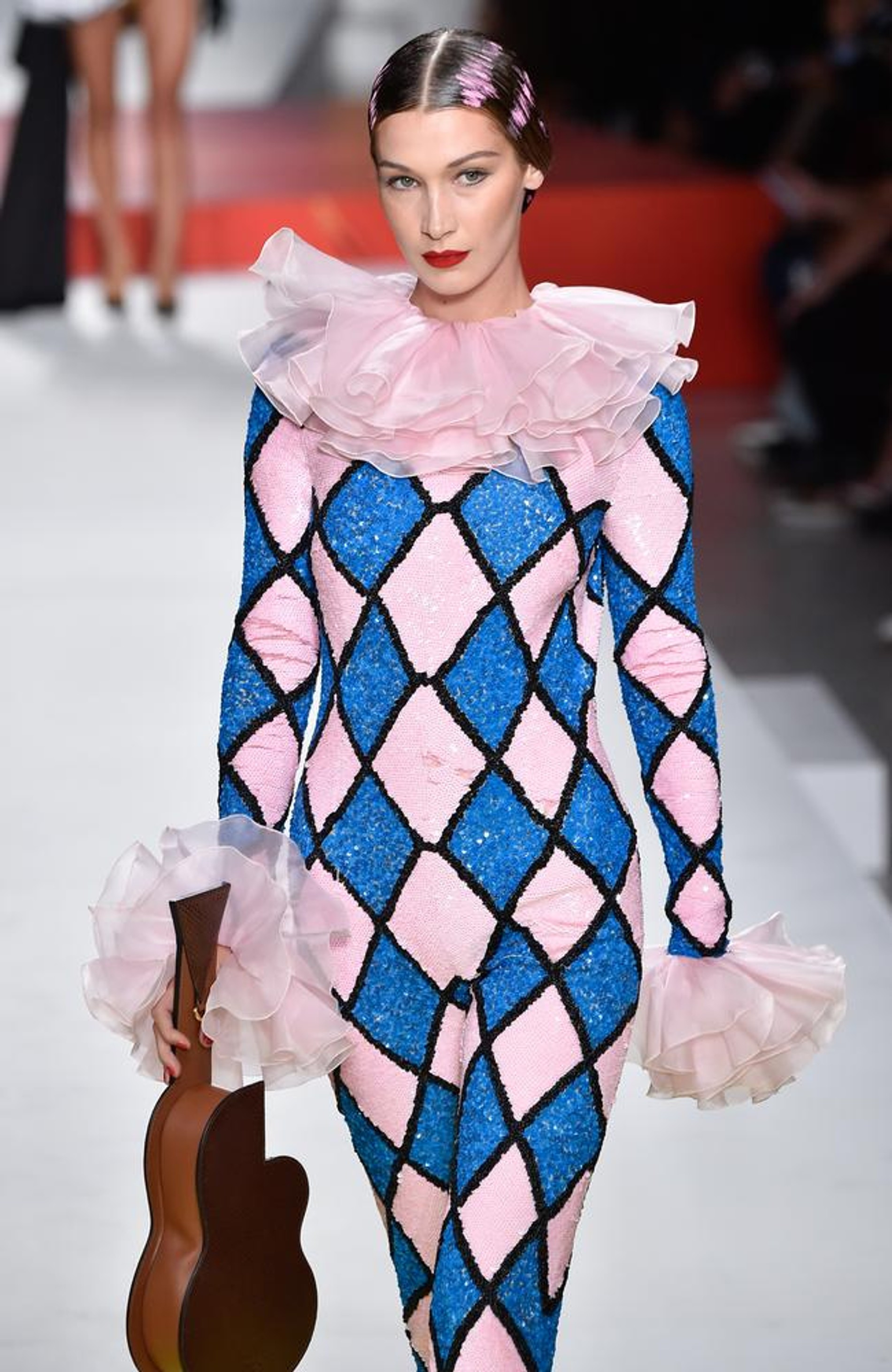 Белла — на показе Moschino в 2019 году
Фото © Getty Images