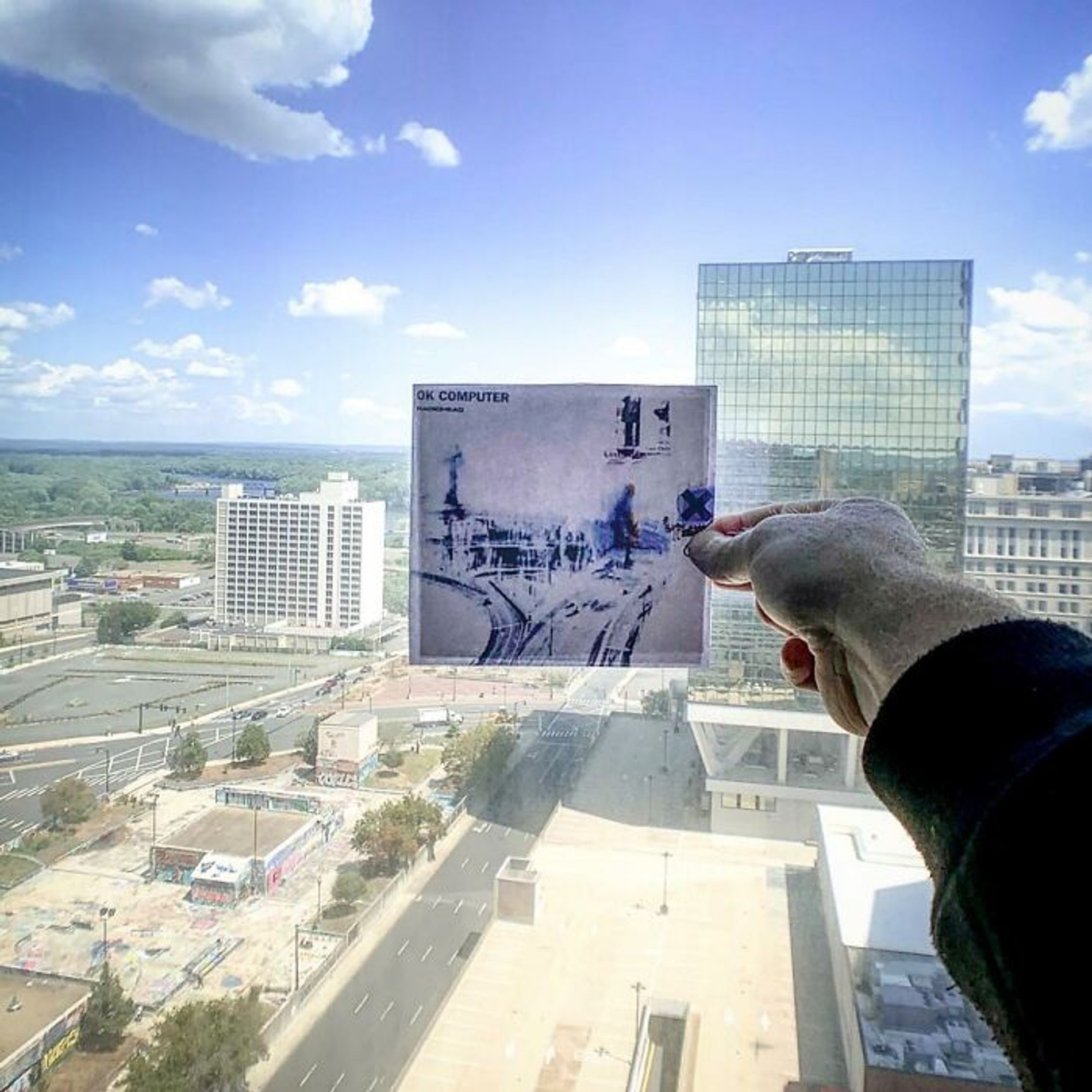 Обложка альбома Radiohead Ok Computer. Сделано из номера в отеле Hilton Hartford в Коннектикуте
Фото: Instagram @ thebandwashere