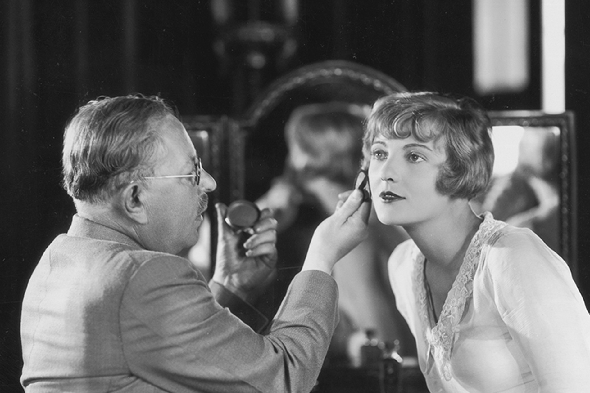 Макс Фактор с актрисой. Источник: сайт Max Factor
