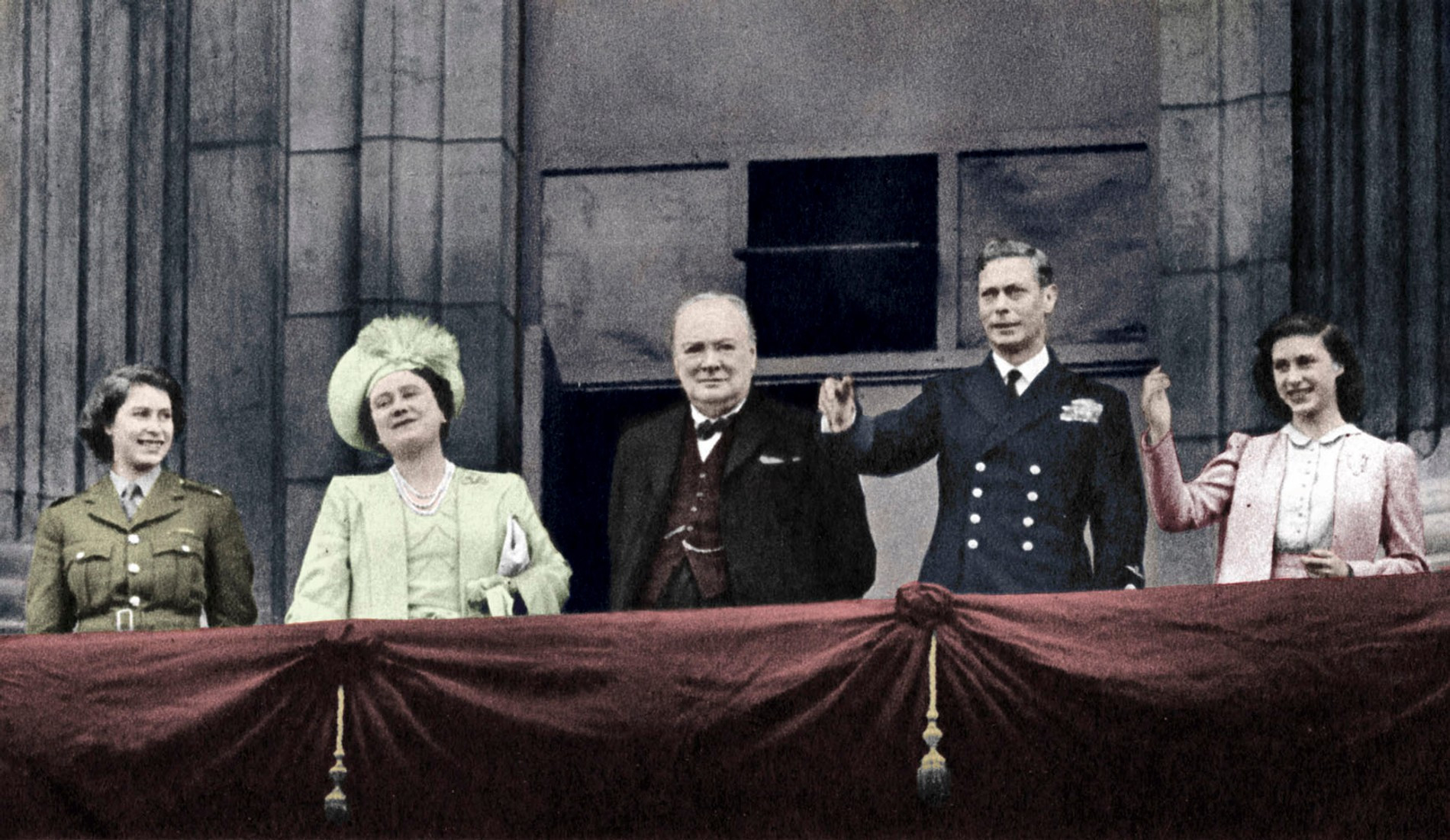 День победы, 8 мая 1945 года, король Георг VI, королева Елизавета, принцесса Маргарет, принцесса Елизавета в военной форме и премьер-министр Уинстон Черчилль на параде.