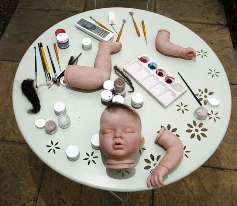 Процесс изготовления куклы. Фото: Twitter (запрещен в РФ)