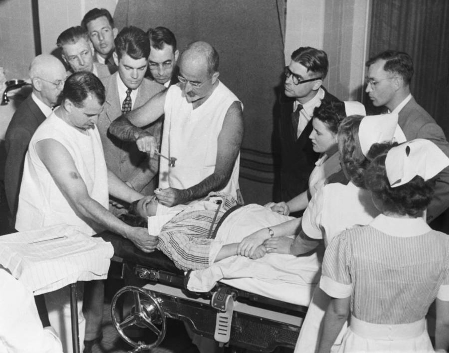 Хирург Уолтер Фримен проводит лоботомию в 1949 г. Источник: Getty Images