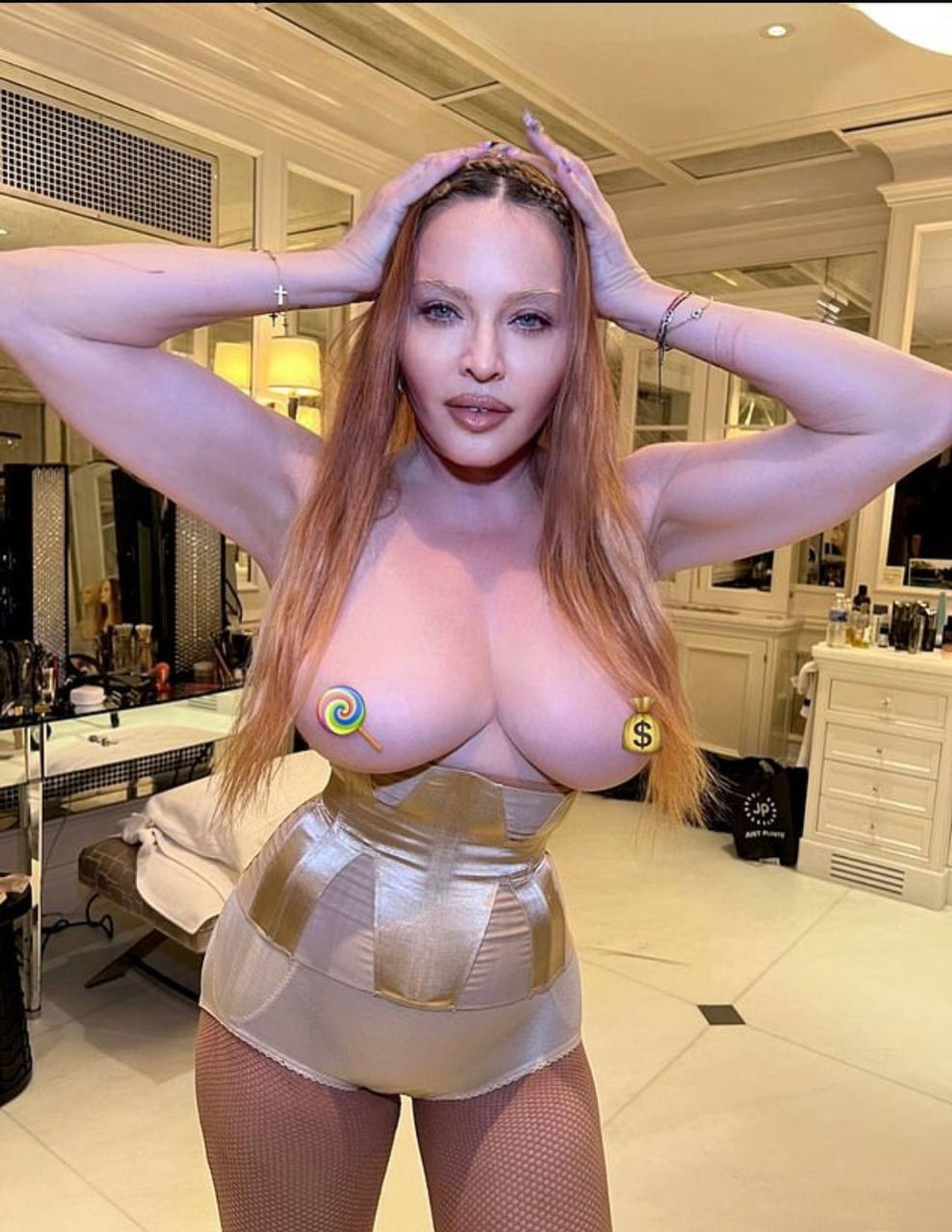 Мадонна cо стратегически расположенными эмодзи
Фото: instagram