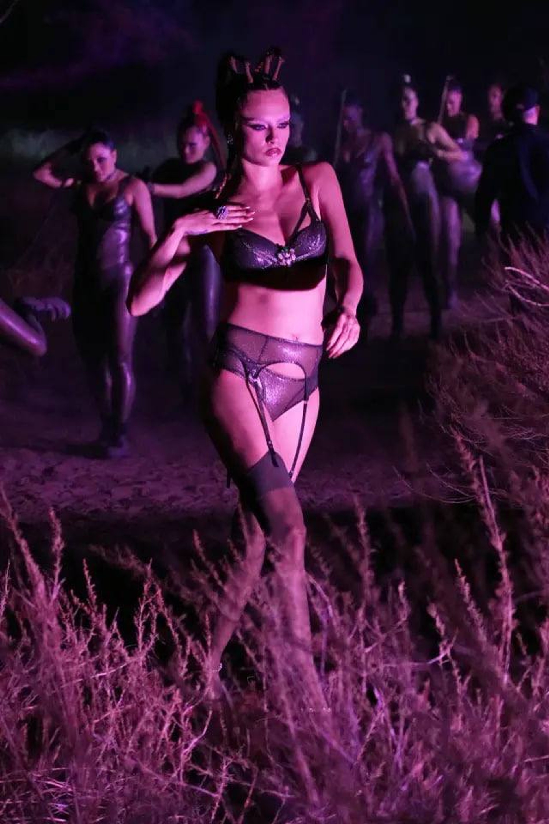 Кара Делевинь в шоу бренда Рианны Savage X Fenty Vol. 4
Фото: Инстаграм (запрещен в РФ)