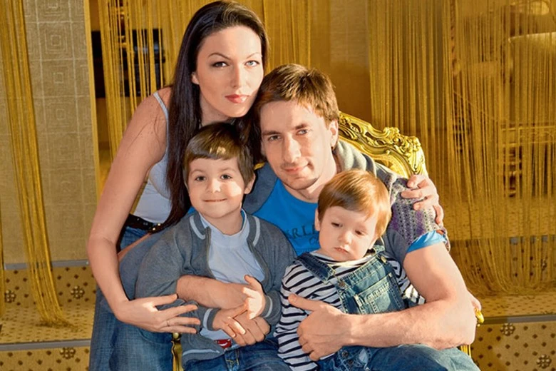 Григорий Антипенко с детьми и Юлией Такшиной. Фото: 7 Дней