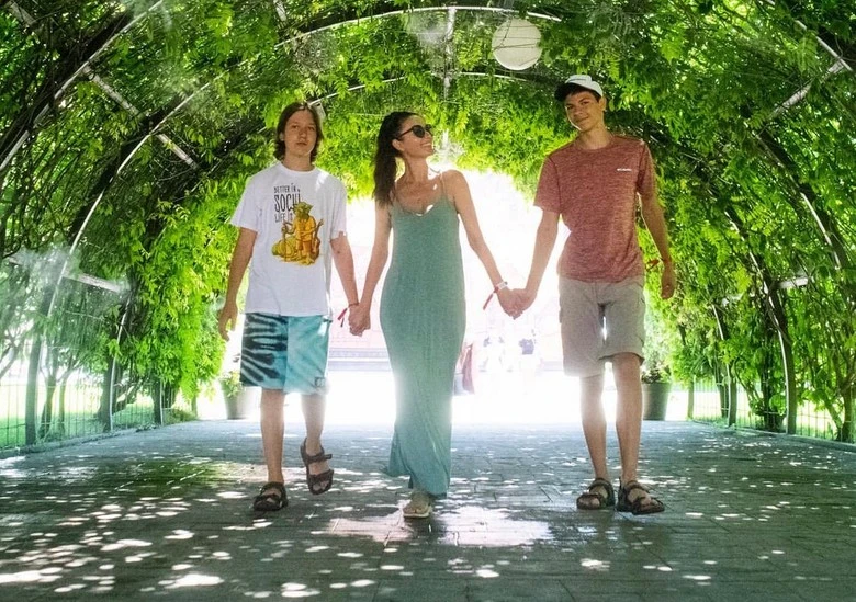 Юлия Такшина с сыновьями. Фото: Инстаграм (запрещен в РФ) актрисы