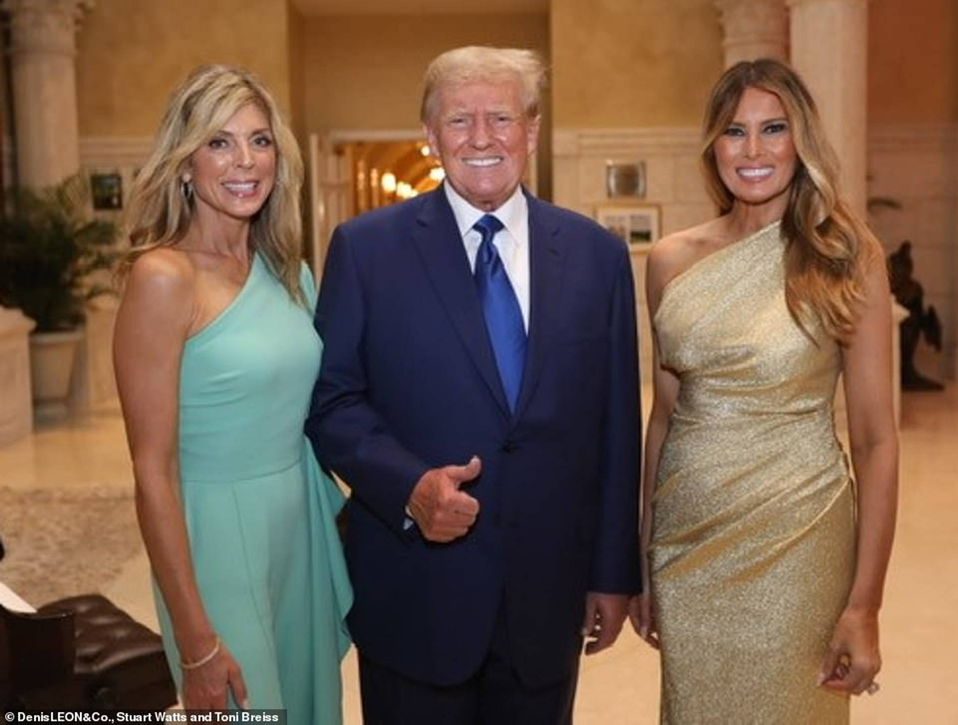 Трамп позирует с бывшей женой Марлой Мейплз (слева) и нынешней супругой Меланией
Фото: Daily Mail