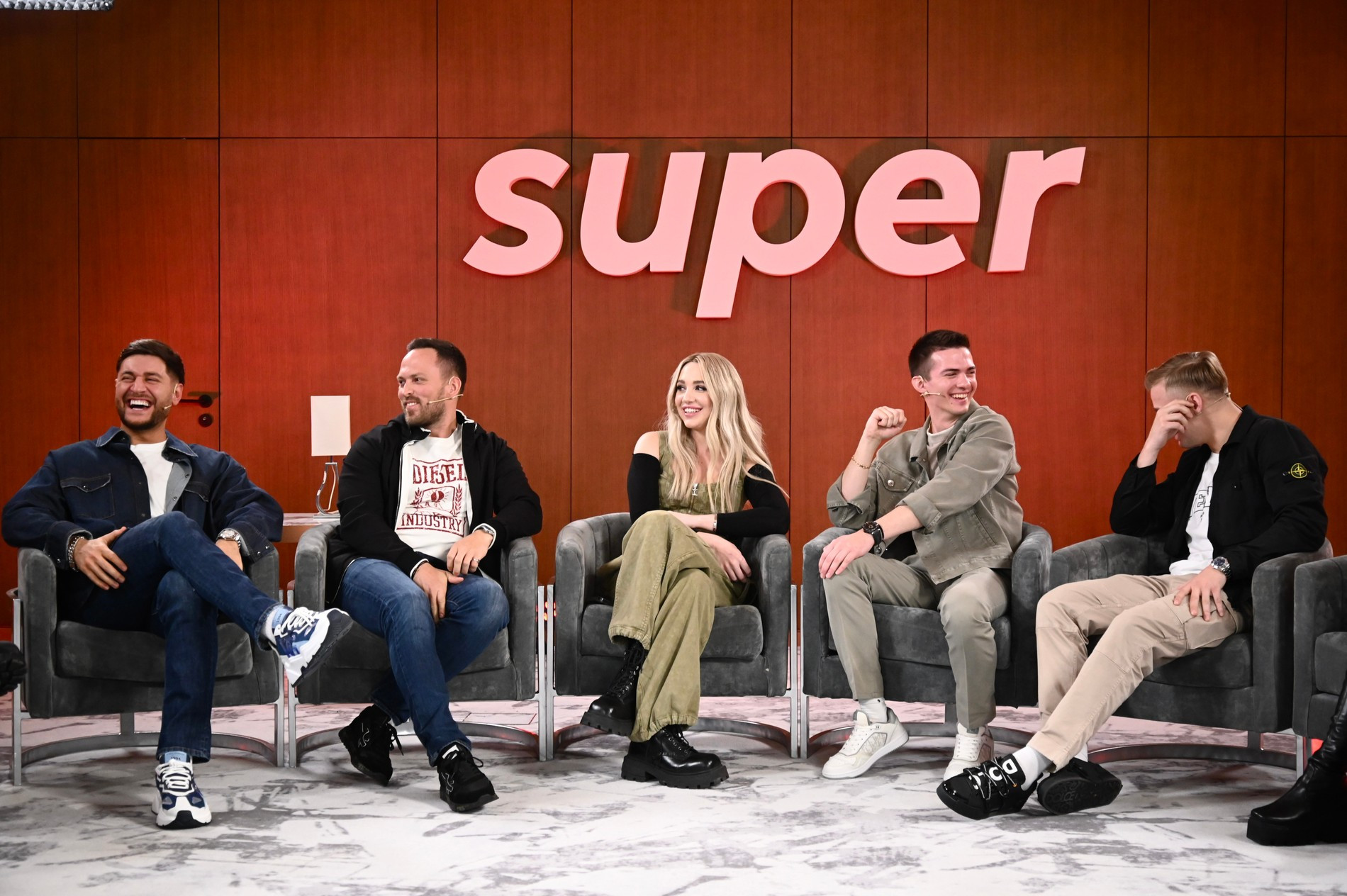 Дава, Алексей Столяров, MIA BOYKA, Kolunov, Саша Стоун на паблик-токе Super 
Фото: Super.ru