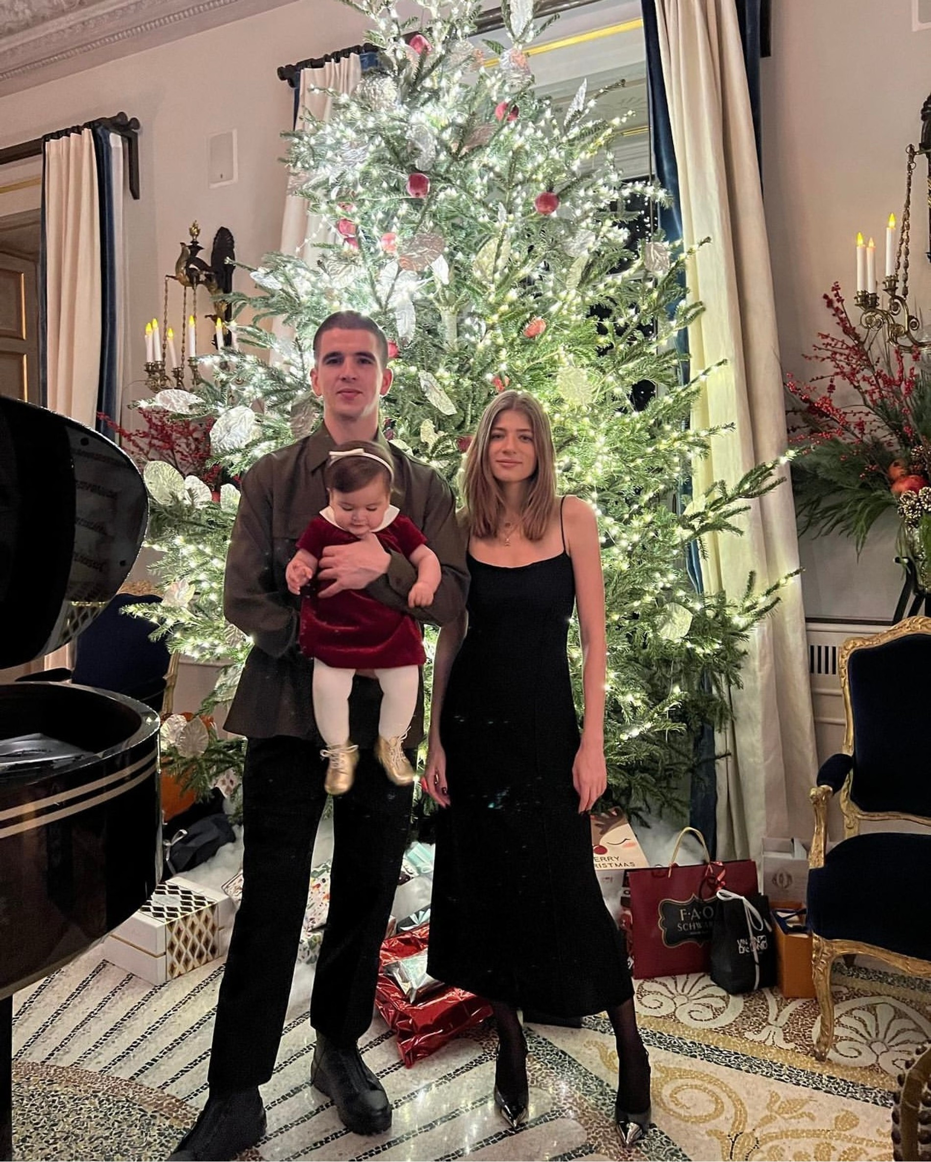 Саша Новикова с Федуком и дочкой Ниной
Фото: Инстаграм (запрещен в РФ)