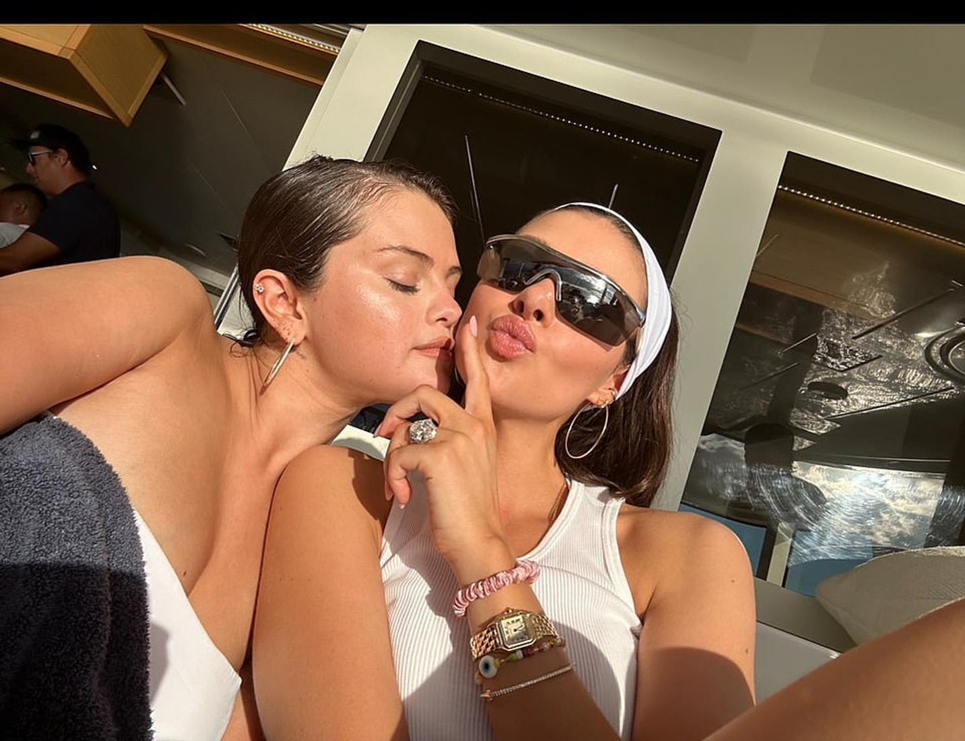 Никола Пельтц и Селена Гомес на яхте в Мексике
Фото: Daily Mail