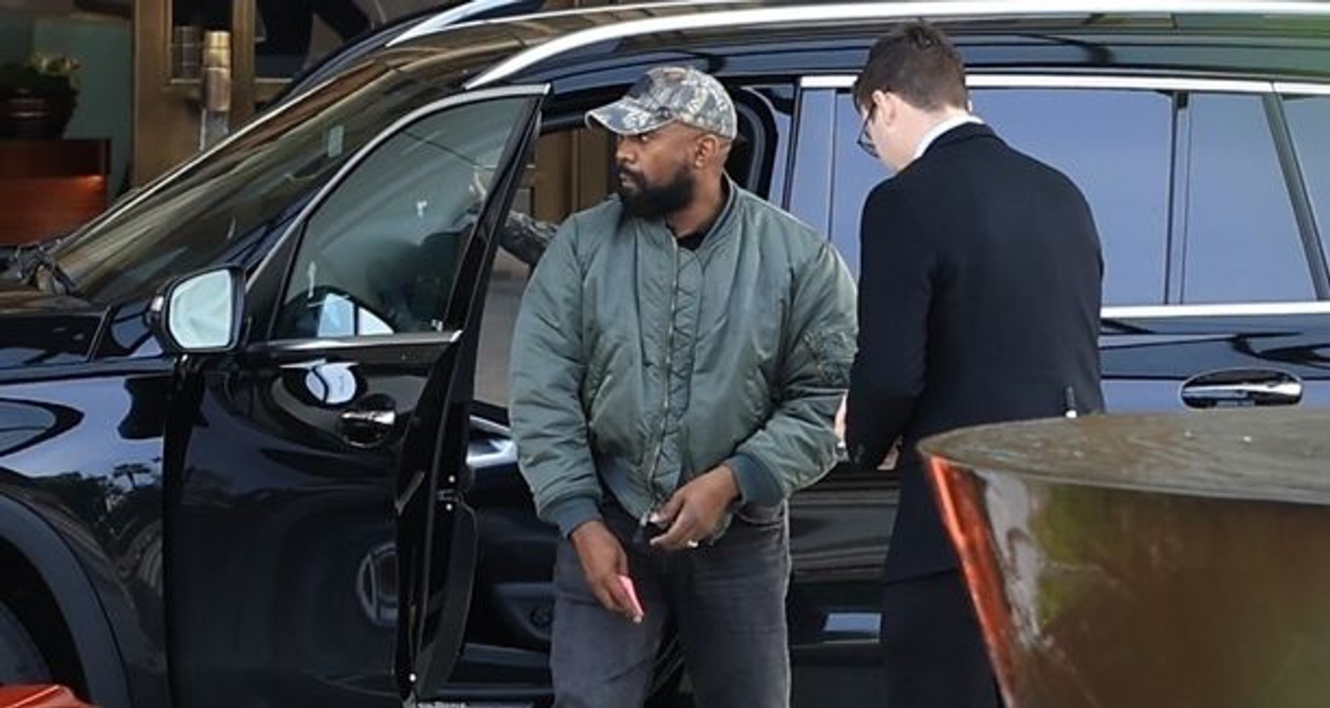 Канье Уэст с кольцом на пальце
Фото: TMZ
