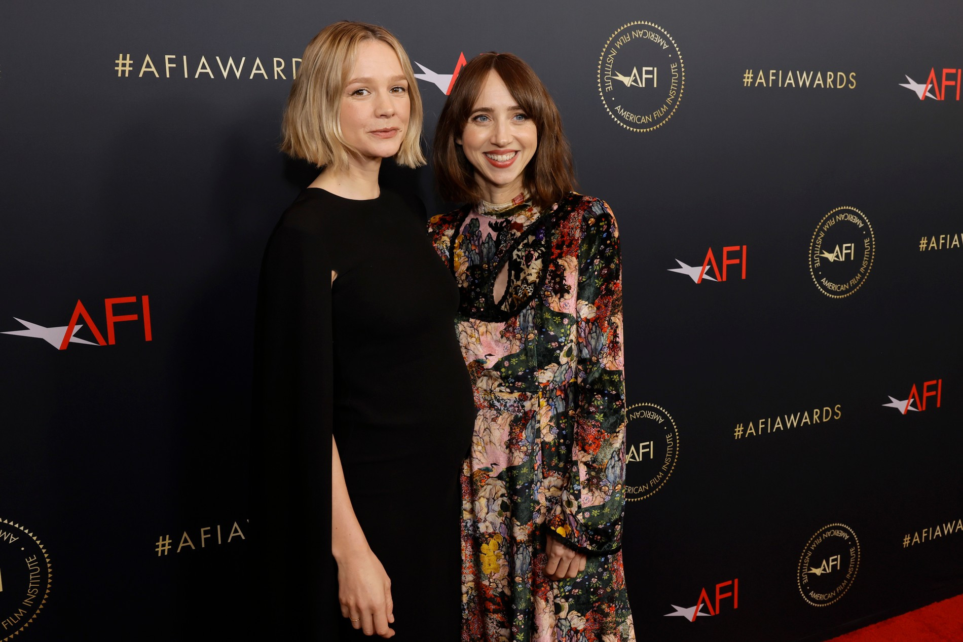 Беременная Кэри Маллиган и актриса Зои Казан на AFI Awards
Фото: Getty Images
