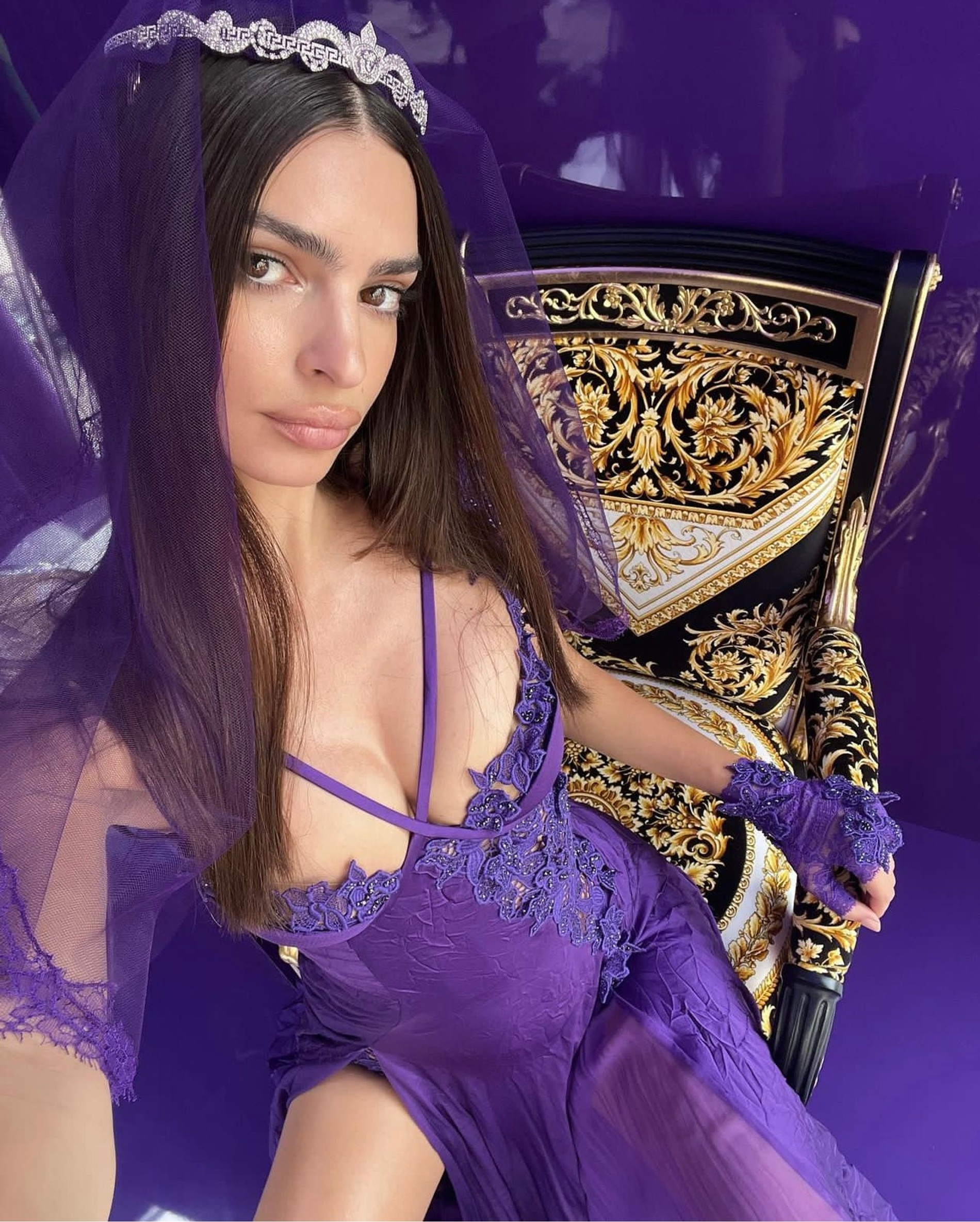 Эмили Ратаковски на новой съемке для Versace
Фото: Инстаграм (запрещен в РФ)