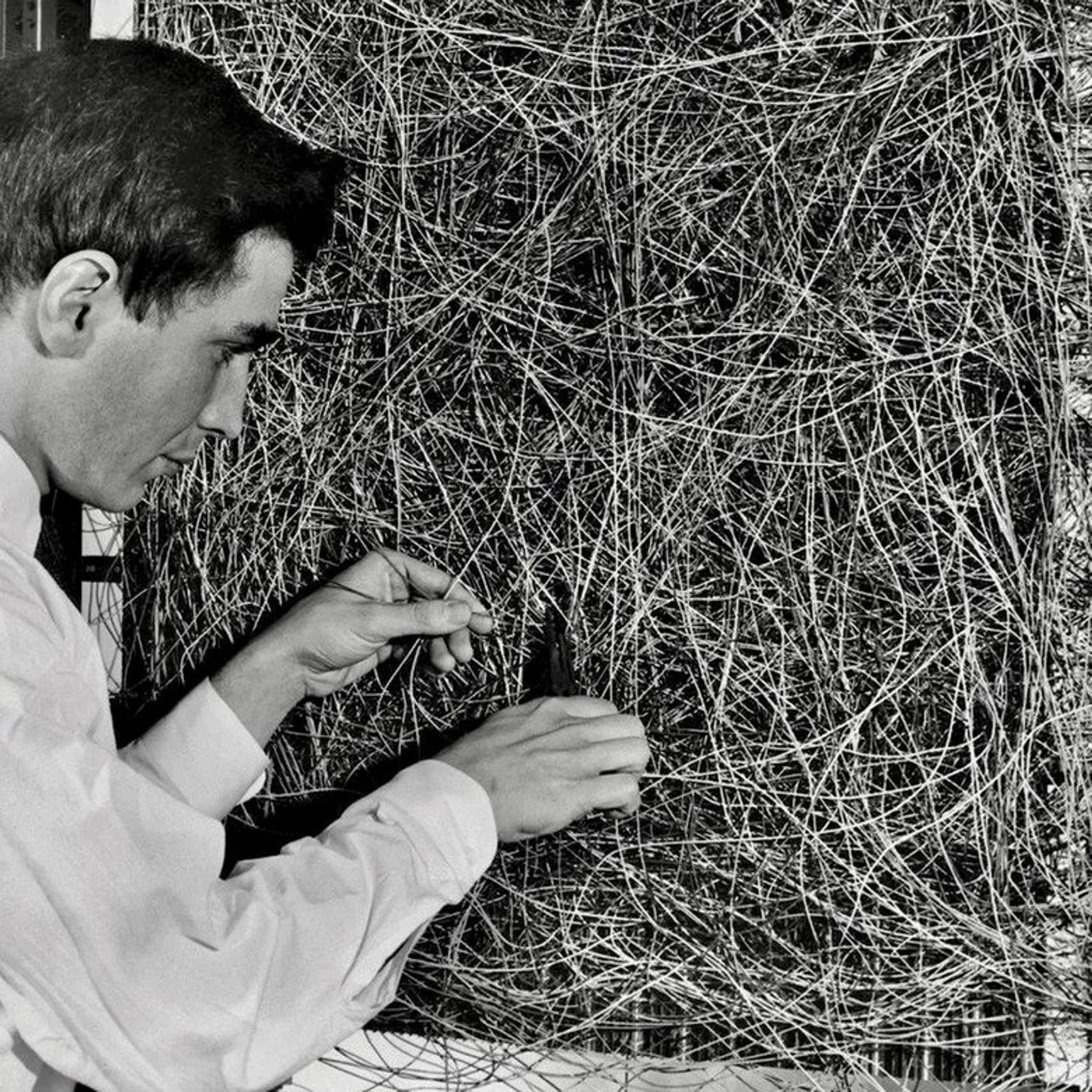 Фрэнк Розенблатт со своим компьютером Марк I. Источник: Scientific Russia