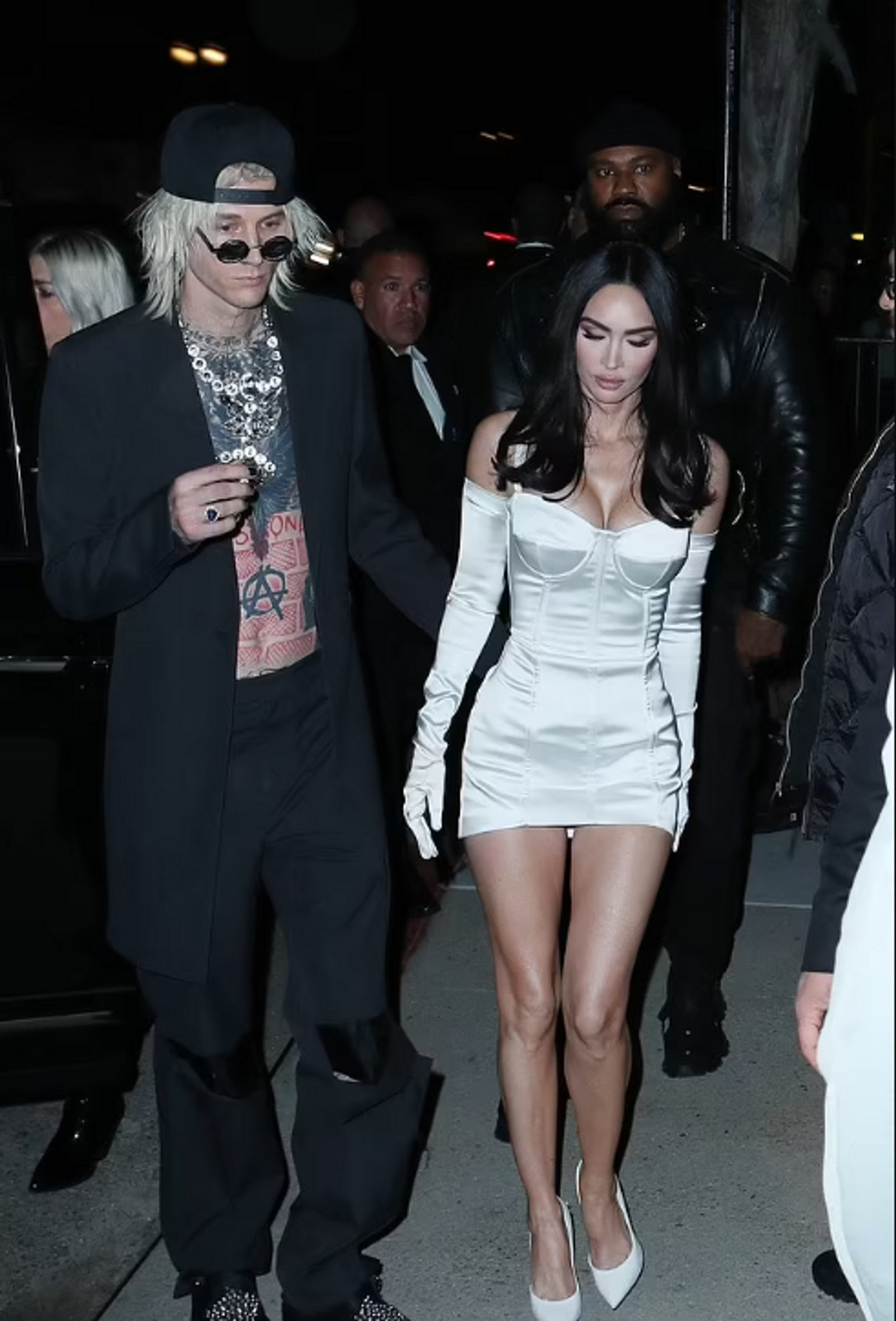 Меган Фокс с Machine Gun Kelly по пути на афтепати
Фото: Daily Mail