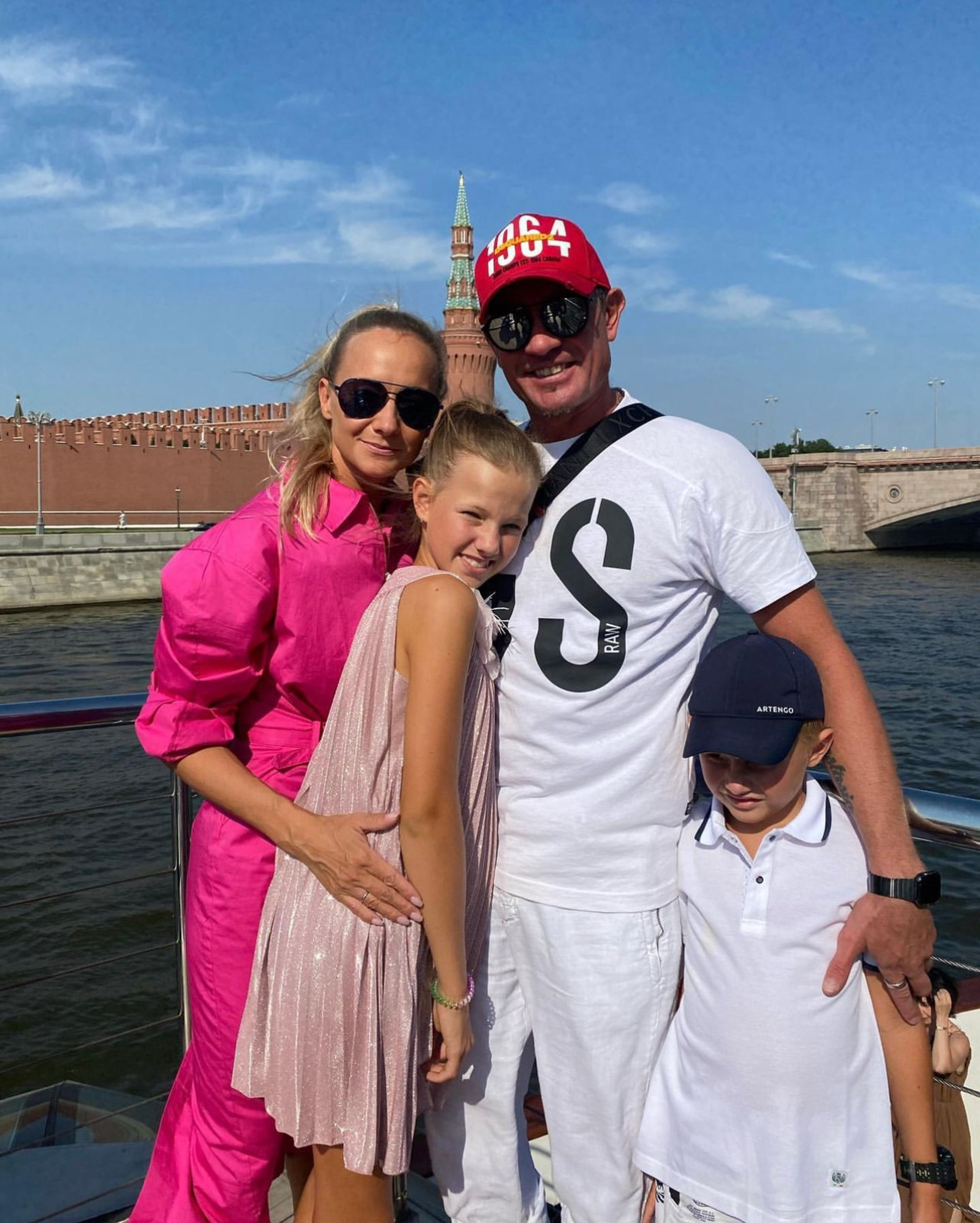 Роман Костомаров и Оксана Домнина с дочерью Настей и сыном Ильей.
Фото: Инстаграм (запрещен в РФ) / romankostomarovkrs