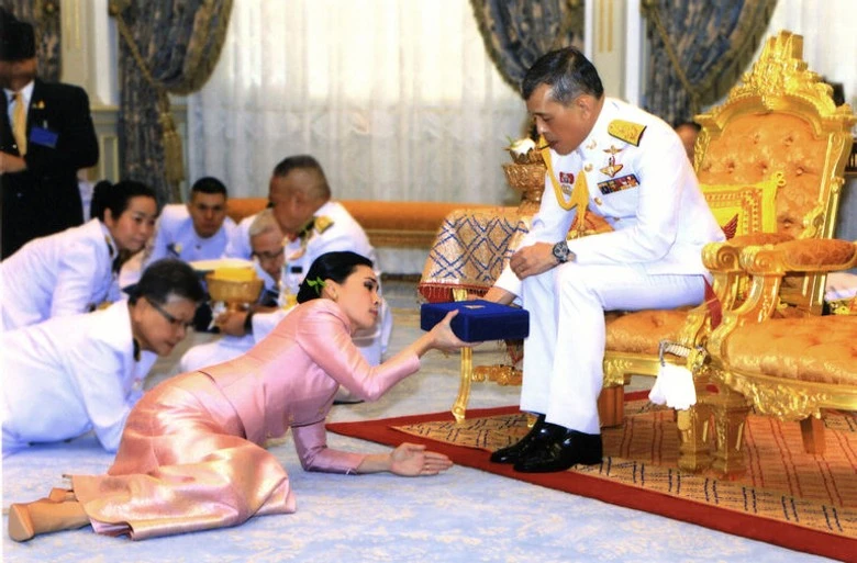 Маха Вачиралонгкорн с Сутхидой Вачиралонгкорн во время церемонии бракосочетания во дворце Дусит в Бангкоке. Источник: Getty Images