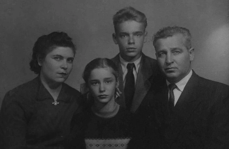 Николай Киселев с семьей. Источник: сайт Яд ва-Шем