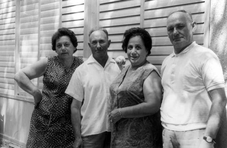 Спасенные Батья и Арье Лейб Хевлины (справа) в гостях у родственников в Израиле. Источник: сайт Яд ва-Шем
